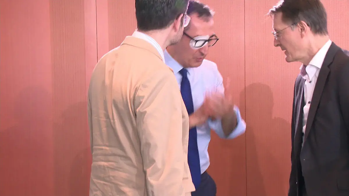 Cem Özdemir im Gespräch mit Karl Lauterbach und Marco Buschmann.