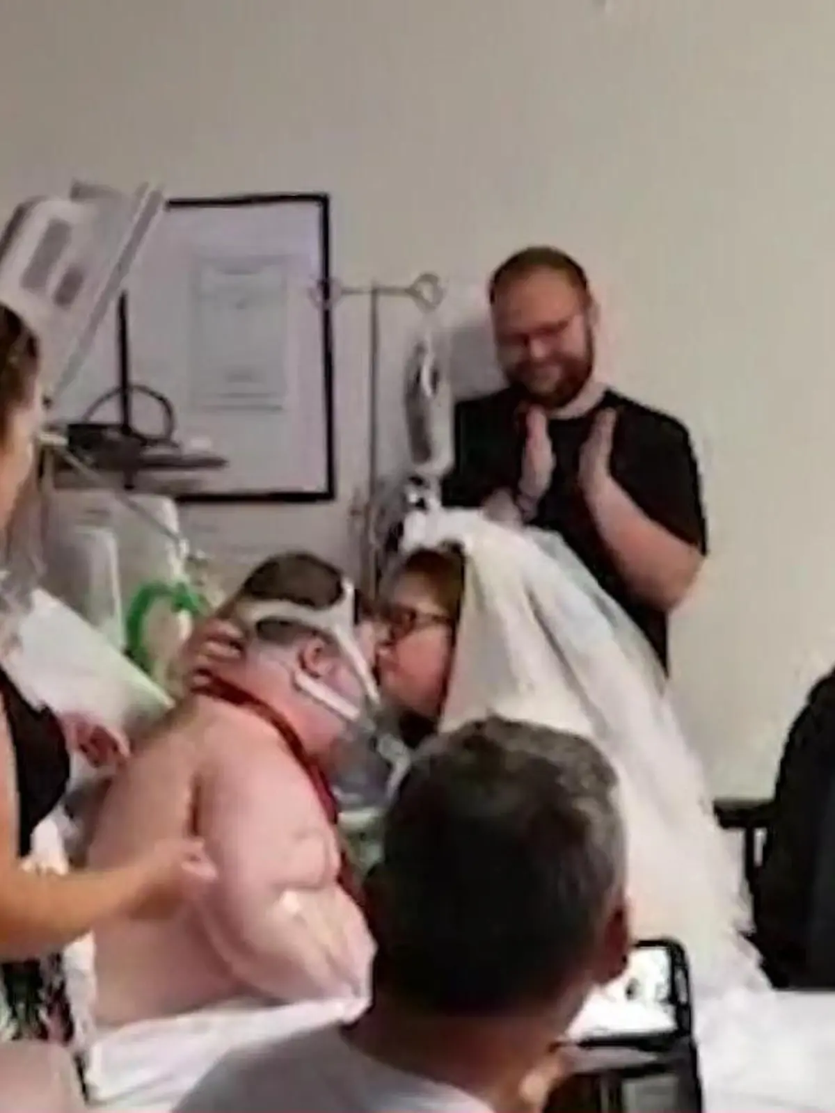 Nur einen Tag nach der Hochzeit stirbt Ryan Dack (30), nachdem sein größter Wunsch in Erfüllung ging. Nachdem die Ärzte dem schwerkranken Mann sagten, dass sie nichts mehr für ihn tun können, will er schnellstmöglich seine Freundin heiraten. Rose sagt natürlich Ja. Im Video sehen Sie den rührenden und für Rosie wohl unvergesslichen Moment.