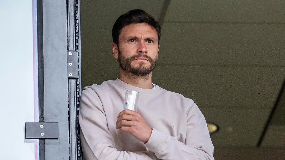 ARCHIV - 23.04.2023, Nordrhein-Westfalen, Köln: Fußball, Frauen: Bundesliga, 1. FC Köln - Eintracht Frankfurt, 18. Spieltag, RheinEnergieStadion: Kölns Jonas Hector beobachtet das Spiel. Die Veranstalter rechnen mit mehr als 30.000 Zuschauern. Hector wird bei der EM 2024 für Magenta TV eine Late-Show moderieren. (zu dpa: «Jonas Hector und Owen Hargreaves bei EM für Magenta dabei») Foto: David Inderlied/dpa - WICHTIGER HINWEIS: Gemäß den Vorgaben der DFL Deutsche Fußball Liga bzw. des DFB Deutscher Fußball-Bund ist es untersagt, in dem Stadion und/oder vom Spiel angefertigte Fotoaufnahmen in Form von Sequenzbildern und/oder videoähnlichen Fotostrecken zu verwerten bzw. verwerten zu lassen. +++ dpa-Bildfunk +++