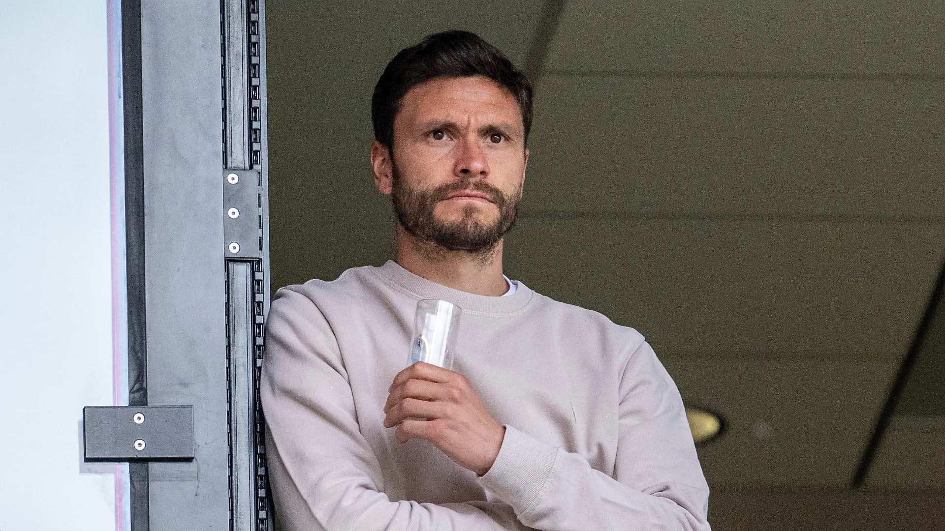 ARCHIV - 23.04.2023, Nordrhein-Westfalen, Köln: Fußball, Frauen: Bundesliga, 1. FC Köln - Eintracht Frankfurt, 18. Spieltag, RheinEnergieStadion: Kölns Jonas Hector beobachtet das Spiel. Die Veranstalter rechnen mit mehr als 30.000 Zuschauern. Hector wird bei der EM 2024 für Magenta TV eine Late-Show moderieren. (zu dpa: «Jonas Hector und Owen Hargreaves bei EM für Magenta dabei») Foto: David Inderlied/dpa - WICHTIGER HINWEIS: Gemäß den Vorgaben der DFL Deutsche Fußball Liga bzw. des DFB Deutscher Fußball-Bund ist es untersagt, in dem Stadion und/oder vom Spiel angefertigte Fotoaufnahmen in Form von Sequenzbildern und/oder videoähnlichen Fotostrecken zu verwerten bzw. verwerten zu lassen. +++ dpa-Bildfunk +++