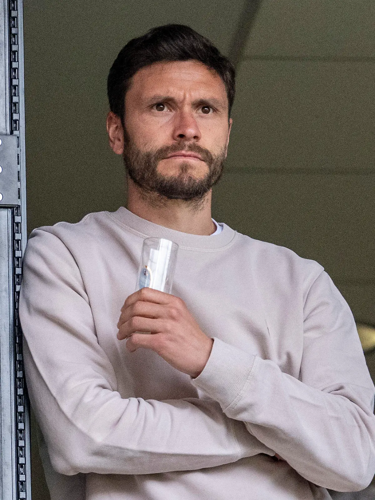 ARCHIV - 23.04.2023, Nordrhein-Westfalen, Köln: Fußball, Frauen: Bundesliga, 1. FC Köln - Eintracht Frankfurt, 18. Spieltag, RheinEnergieStadion: Kölns Jonas Hector beobachtet das Spiel. Die Veranstalter rechnen mit mehr als 30.000 Zuschauern. Hector wird bei der EM 2024 für Magenta TV eine Late-Show moderieren. (zu dpa: «Jonas Hector und Owen Hargreaves bei EM für Magenta dabei») Foto: David Inderlied/dpa - WICHTIGER HINWEIS: Gemäß den Vorgaben der DFL Deutsche Fußball Liga bzw. des DFB Deutscher Fußball-Bund ist es untersagt, in dem Stadion und/oder vom Spiel angefertigte Fotoaufnahmen in Form von Sequenzbildern und/oder videoähnlichen Fotostrecken zu verwerten bzw. verwerten zu lassen. +++ dpa-Bildfunk +++