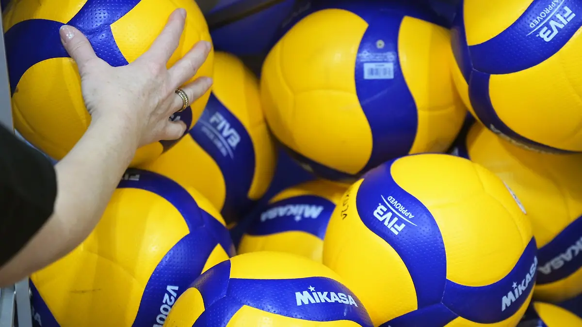 Volleyball-Spielbälle liegen auf einem Haufen.