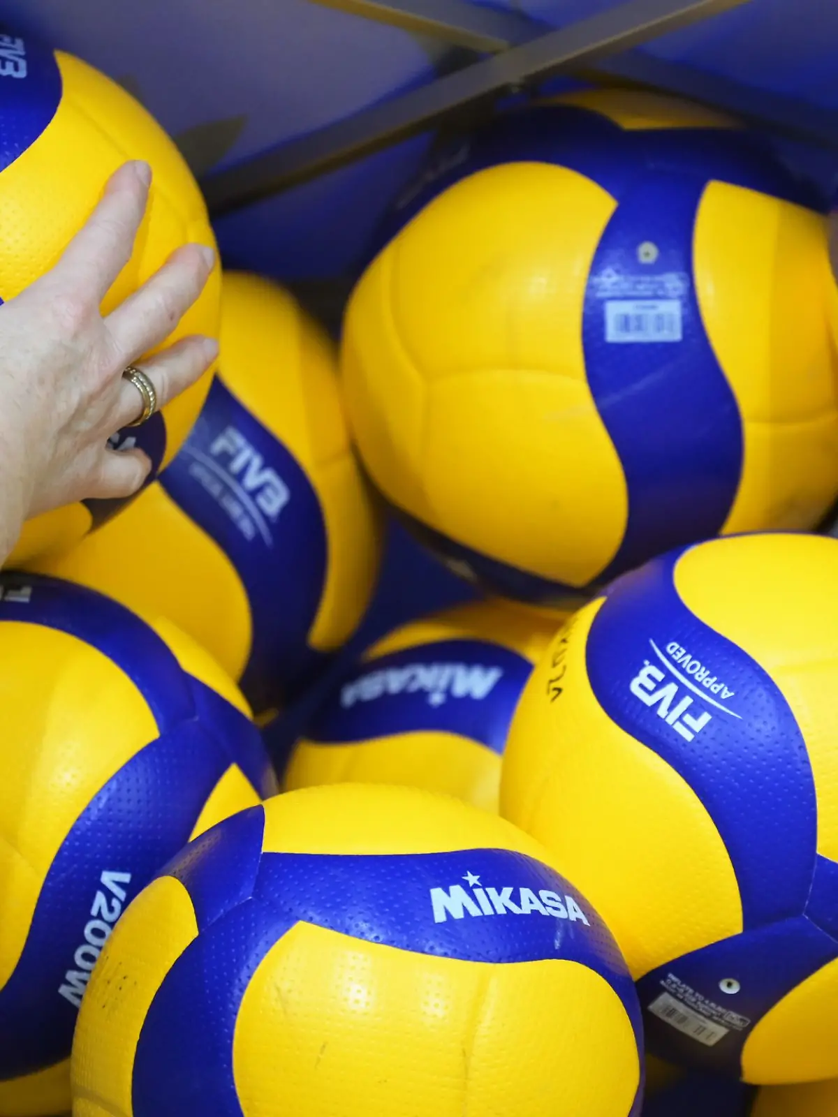 Volleyball-Spielbälle liegen auf einem Haufen.