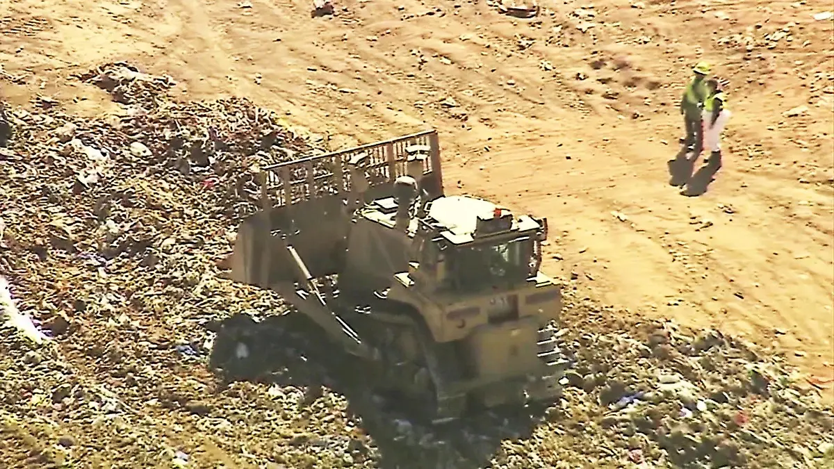 LASD-Detektive durchkämmen Antelope Valley Deponie nach Überresten eines vermissten Babys.