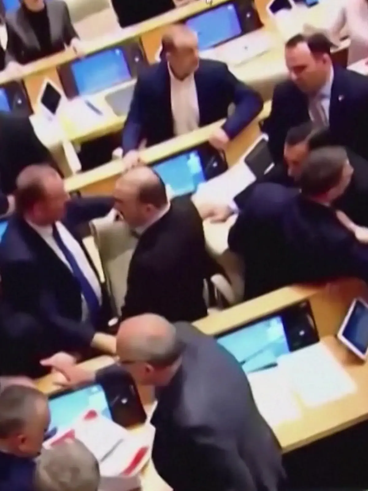 Im georgischen Parlament ist nach der Verabschiedung eines umstrittenen Gesetzes ein Faustkampf ausgebrochen. Das Gesetz sieht monumentale Einschränkungen von Bürgerrechten vor. Mehr seht ihr im Video!