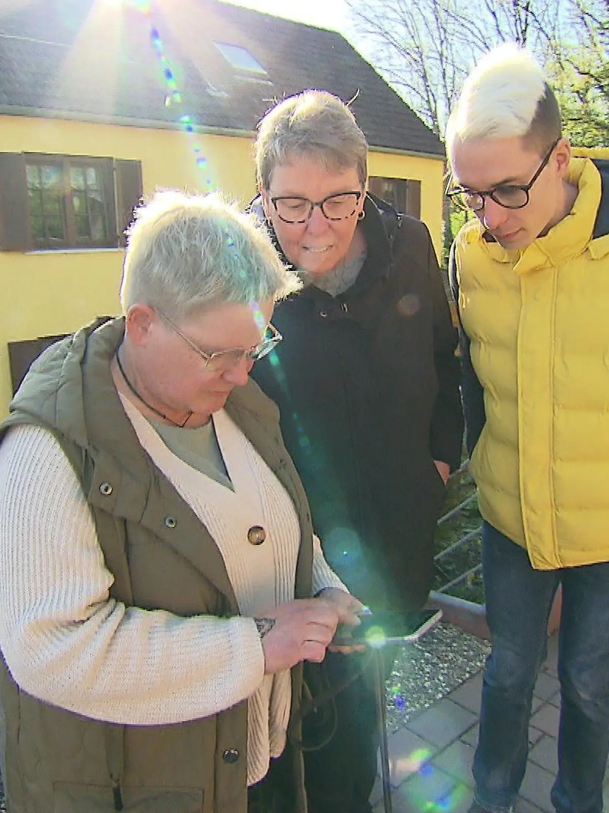 „Also vom Preis her ist das jetzt die teuerste Straße in Niederzeuzheim mittlerweile!“

Das sagt Heike Kohlmann. Sie wohnt in der Obergasse in dem Hadamarer Ortsteil. Doch weil ihre Straße erneuert wurde, muss sie nun über 20.000 Euro zahlen. Warum das so ist und was Stadt und Land dazu sagen, erfahrt ihr im Video!