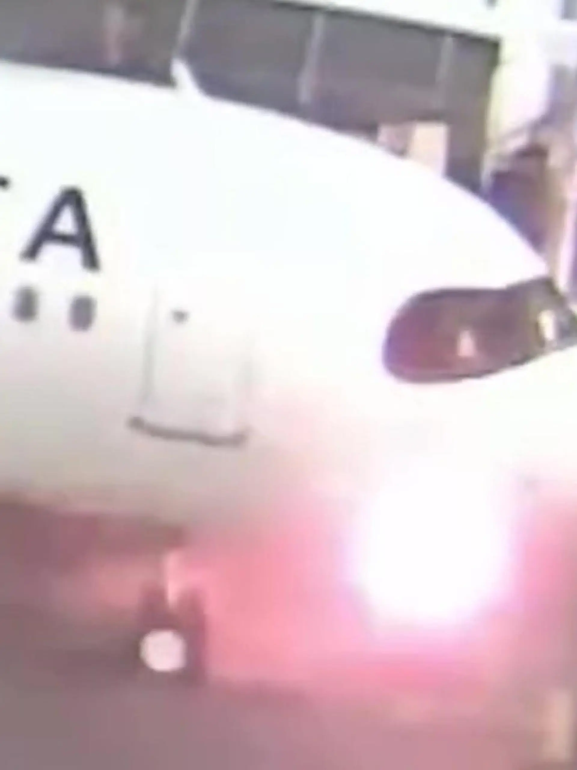 Statt über die Treppe müssen diese Passagiere das Flugzeug über die Notrutsche verlassen - dabei sind sie längst gelandet! Doch kurz nach der Landung sprühen unter dem Cockpit plötzlich funken. Für die Passagiere und die Crew heißt das: Alle sofort raus! Was den Brand ausgelöst hat, verraten wir euch im Video.