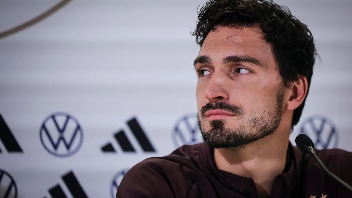 ARCHIV - 20.11.2023, NA, Wien: Fußball: Nationalmannschaft, vor dem Länderspiel in Wien, Abschlusspressekonferenz Deutschland im Ernst-Happel-Stadion. Deutschlands Mats Hummels spricht auf der Abschlusspressekonferenz. Bei der EM gehört der BVB-Profi einem Bericht zufolge nicht zum Kader. (zu dpa: «Bericht: Hummels nicht im EM-Kader») Foto: Christian Charisius/dpa +++ dpa-Bildfunk +++
