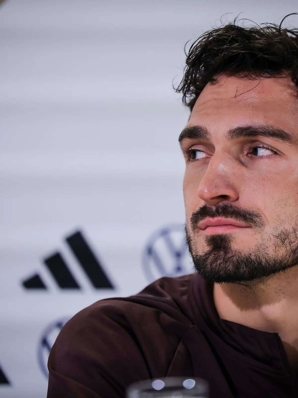 ARCHIV - 20.11.2023, NA, Wien: Fußball: Nationalmannschaft, vor dem Länderspiel in Wien, Abschlusspressekonferenz Deutschland im Ernst-Happel-Stadion. Deutschlands Mats Hummels spricht auf der Abschlusspressekonferenz. Bei der EM gehört der BVB-Profi einem Bericht zufolge nicht zum Kader. (zu dpa: «Bericht: Hummels nicht im EM-Kader») Foto: Christian Charisius/dpa +++ dpa-Bildfunk +++
