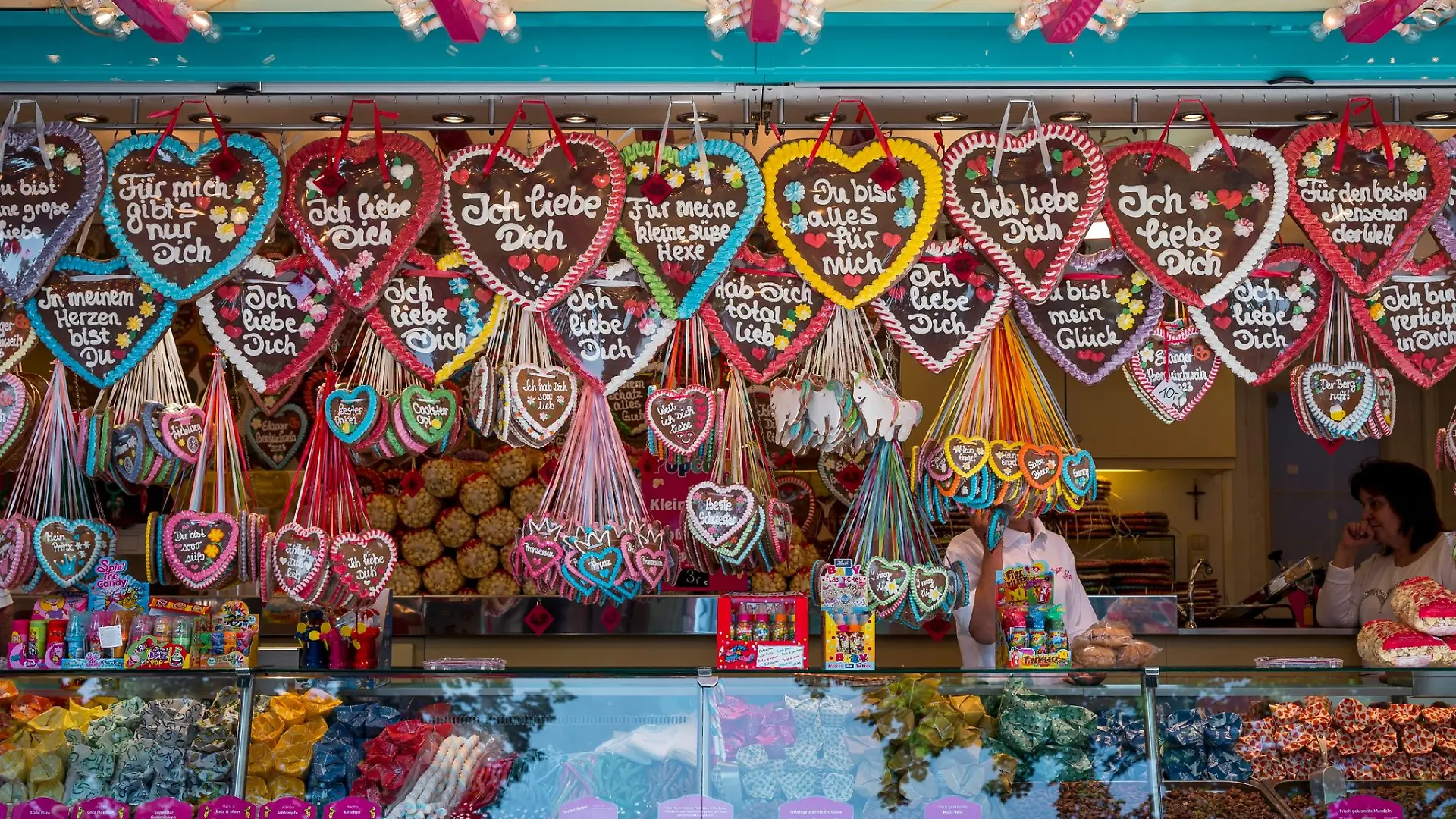 Lebkuchenherzen werden auf der Erlanger Bergkirchweih an einem Stand verkauft. In Erlangen wurde die Bergkirchweih mit dem traditionellen Bieranstich eröffnet.