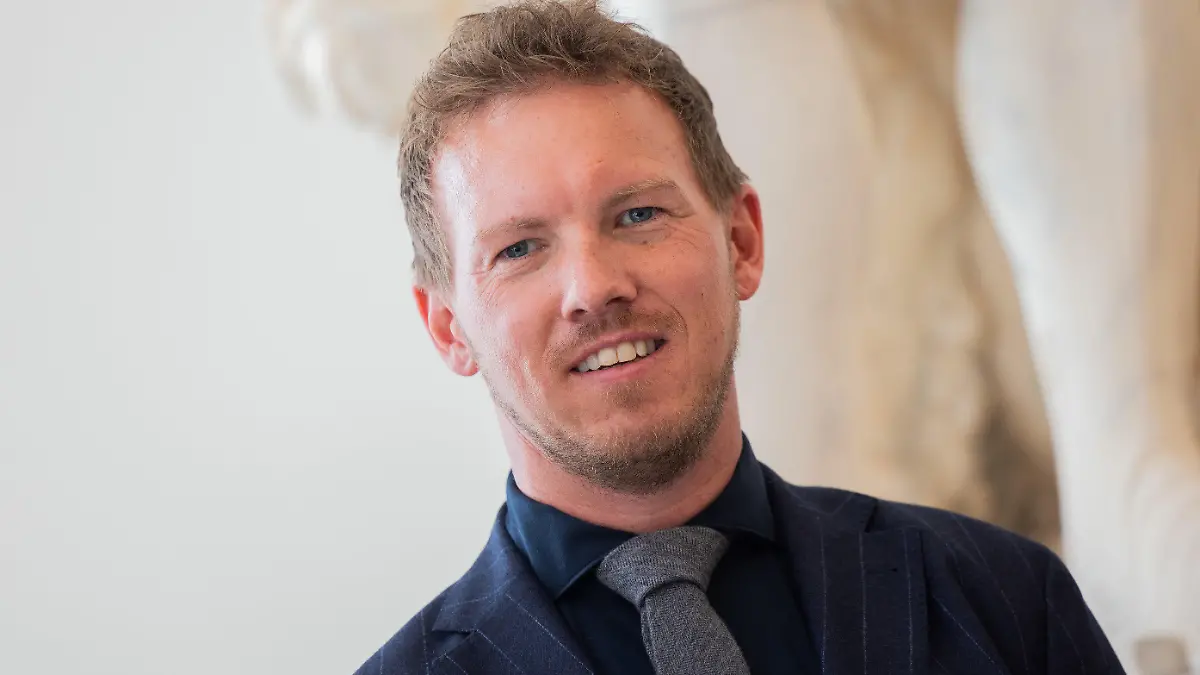 ARCHIV - 08.04.2024, Nordrhein-Westfalen, Düsseldorf: Fußball: DFB, EM, DFB-Delegation trägt sich ins Goldene Buch der Stadt ein. Bundestrainer Julian Nagelsmann lächelt. 29 Tage vor dem Eröffnungsspiel der Fußball-EM gibt Julian Nagelsmann die letzten Details zu seinen Kaderplanungen bekannt. (zu dpa: «Nagelsmann benennt kompletten Kader für die Heim-EM») Foto: Rolf Vennenbernd/dpa +++ dpa-Bildfunk +++