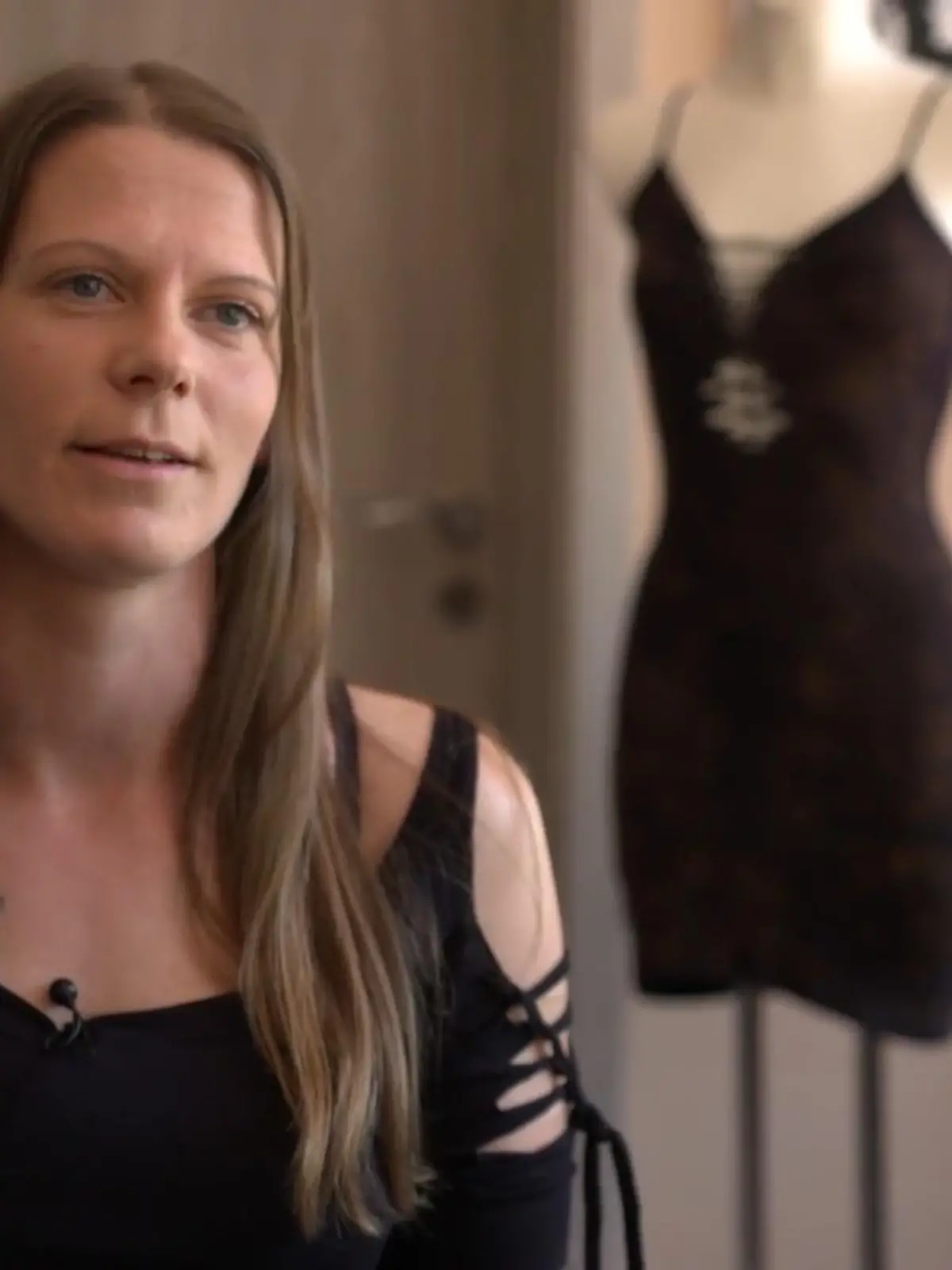 Achtung – hinter dieser harmlosen Bitte steckt ein dreister Betrugsversuch!
Simone Eckert wollte ein gebrauchtes Kleid bei Kleinanzeigen verkaufen. Doch statt 16,60 Euro, schickt der Käufer 780 Euro per Paypal. Ein vermeintliches Versehen. Und weil Simone freundlich auf dieses Versehen reagiert, ist sie jetzt eine Menge Geld los. Im Video erklärt RTL-Verbraucherexperte Ron Perduss, wie ihr euch vor dieser neuen Masche schützen könnt. 