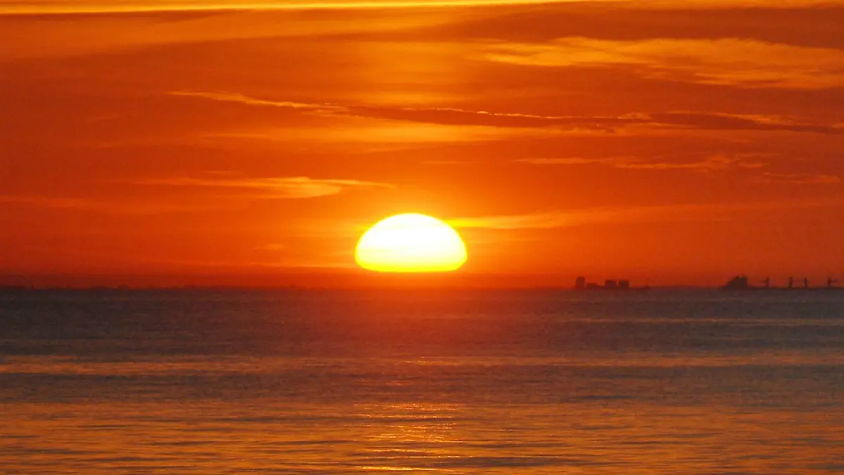 Ein farbenprächtiger Sonnenuntergang am Darßer Weststrand zwischen Ahrenshoop und Prerow auf der Halbinsel Fischland-Darß erfreut das Auge des Beobachters, aufgenommen am 30.07.2008. Foto:Stefan Sauer dpa/lmv +++(c) dpa - Bildfunk+++