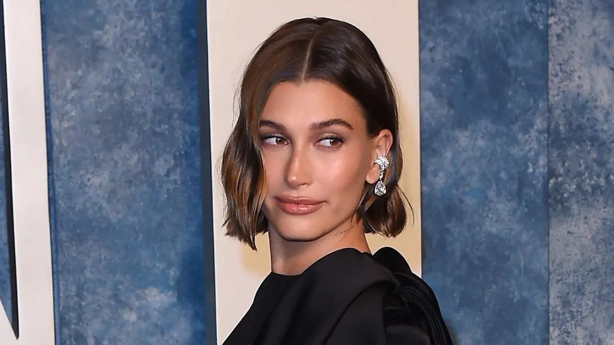Hailey Bieber präsentiert stolz ihren Babybauch