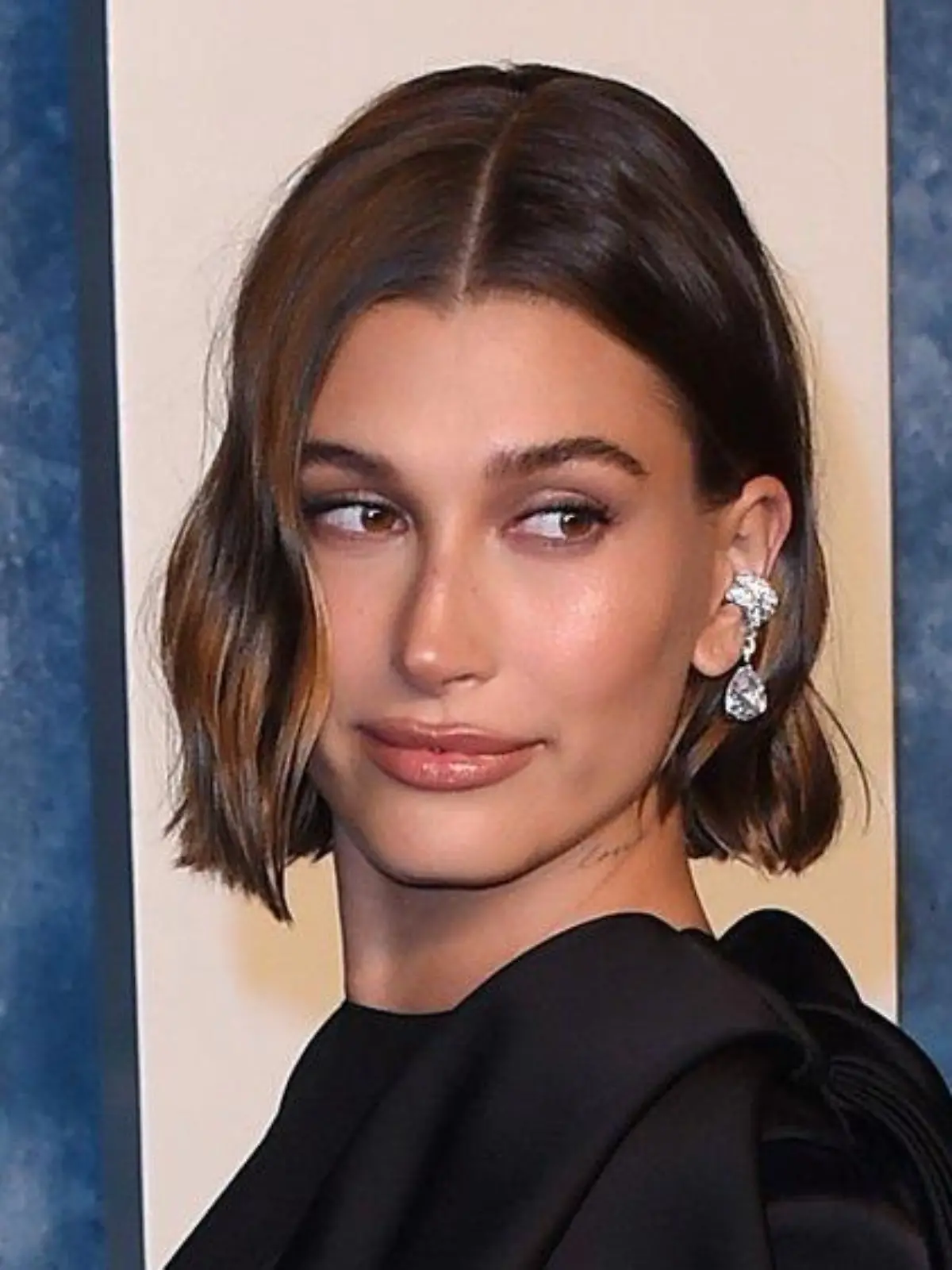 Hailey Bieber präsentiert stolz ihren Babybauch