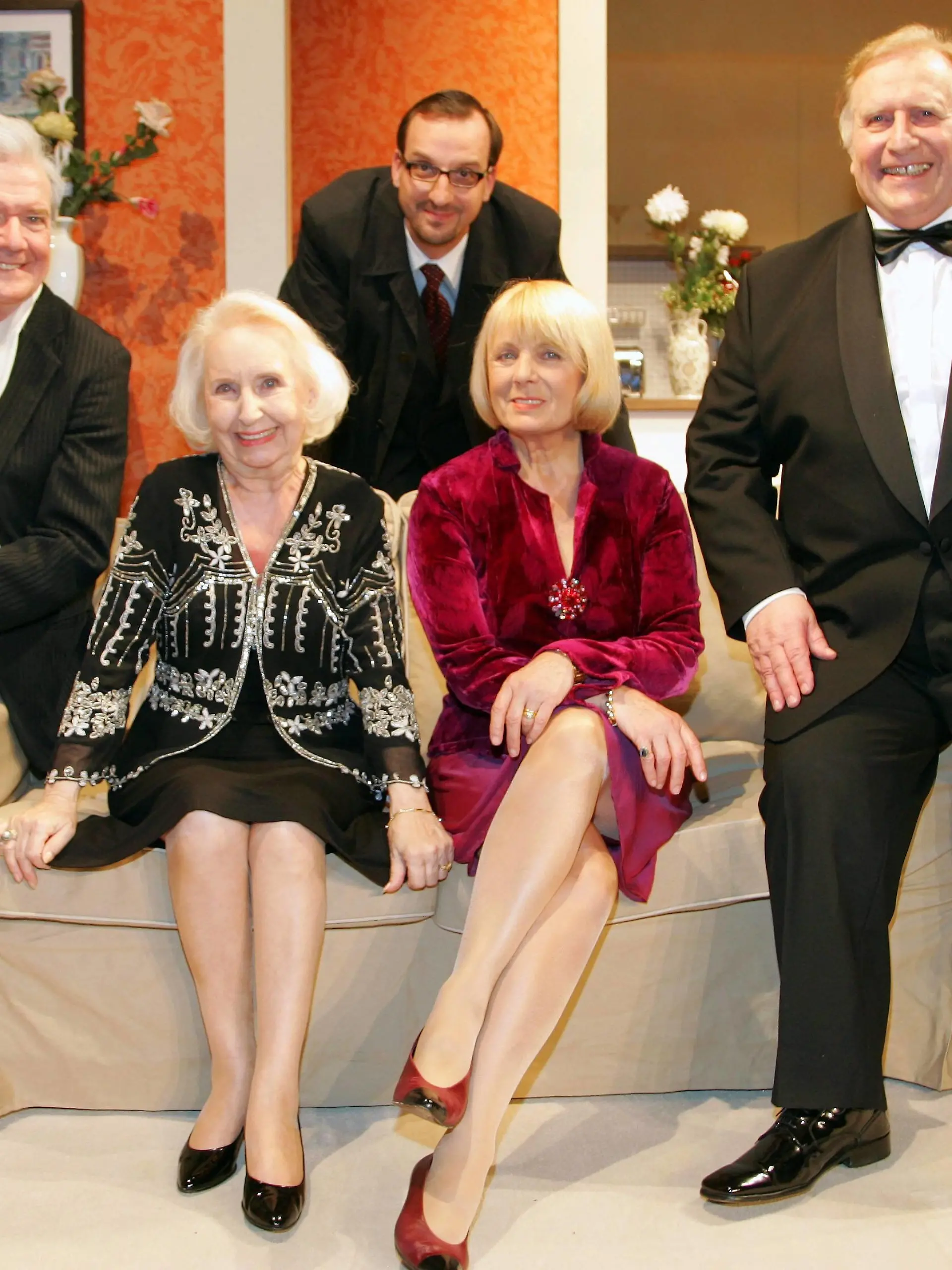 Bildnummer: 51761658 Datum: 20.03.2007 Copyright: imago/Strussfoto
V.l.n.r.: Schauspieler Gerhard Friedrich, Edith Hancke, Michael Schäfer, Karyn von Ostholt und Klaus Sonnenschein (alle GER) anlässlich einer Fotoprobe des Stückes - Herbstzeitlose - in der - Komödie Winterhuder Fährhaus - in Hamburg, Personen , optimistisch; 2007, Hamburg,, Pressetermin , Fotoshooting; , quer, Kbdig, Gruppenbild, , Theater, Kunst, Deutschland, Aktion, People
