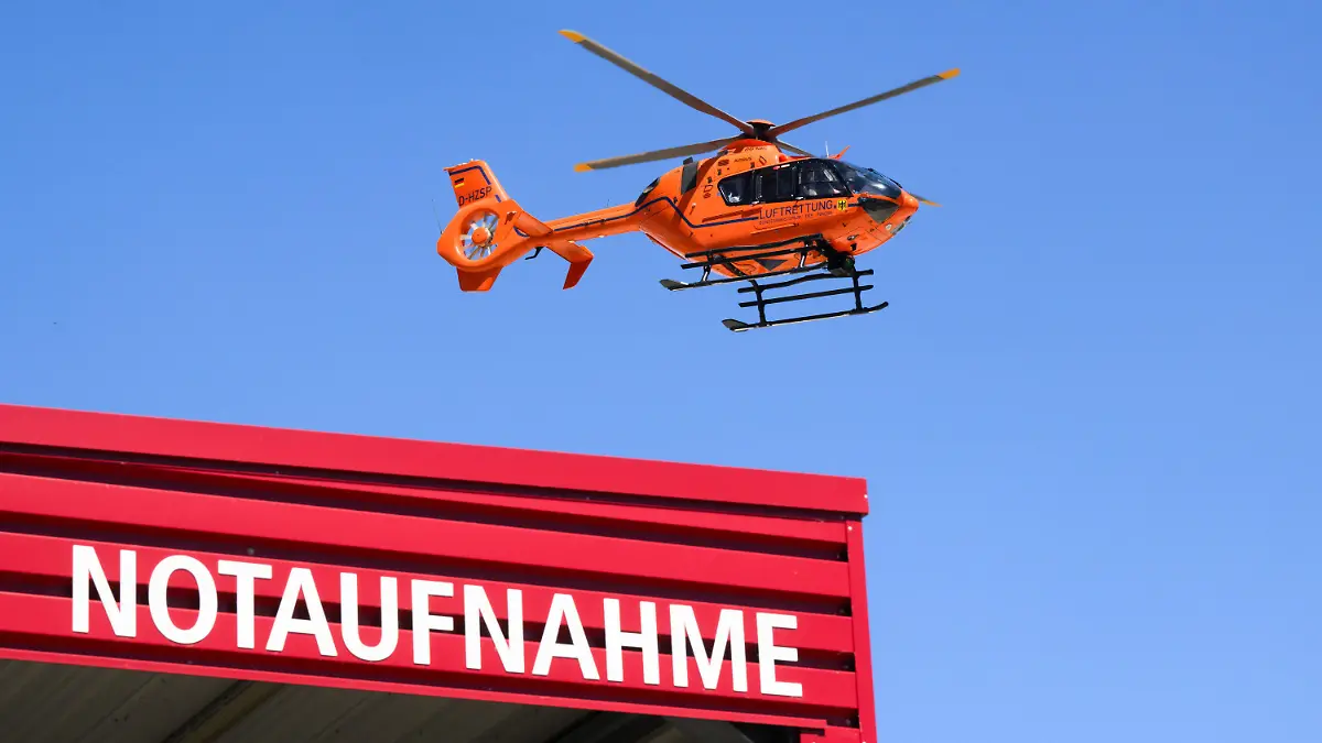 15.05.2024, Niedersachsen, Hannover: Ein Rettungshubschrauber der Luftrettung fliegt über der Notaufnahme der Medizinischen Hochschule Hannover MHH. Die umstrittene Neuaufstellung der Kliniken in Deutschland kommt voran. Die Regierung schickt Pläne für eine Krankenhausreform ins Parlament. Foto: Julian Stratenschulte/dpa +++ dpa-Bildfunk +++