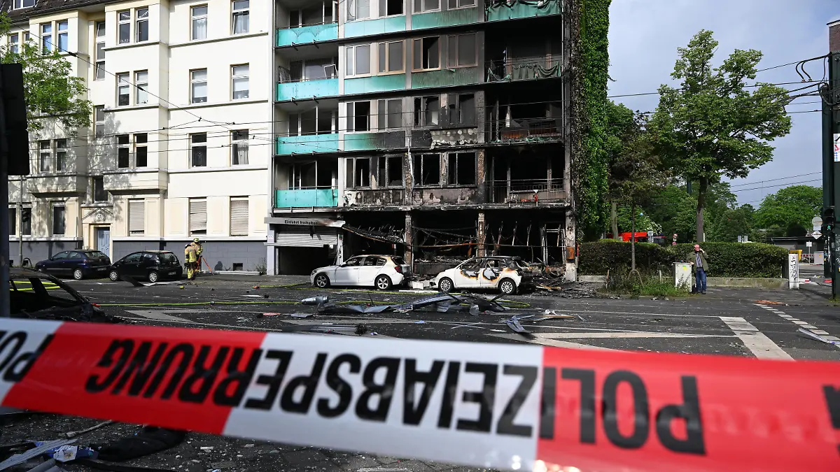 Ein Absperrband der Polizei ist vor einem Wohnhaus zu sehen, in dem ein Brand wütete. Bei dem Brand in Düsseldorf sind mehrere Menschen ums Leben gekommen und weitere verletzt worden. Wie die Feuerwehr mitteilte, war in der Nacht zum Donnerstag aus bislang ungeklärter Ursache ein in einem Wohnhaus integrierter Kiosk in Brand geraten.