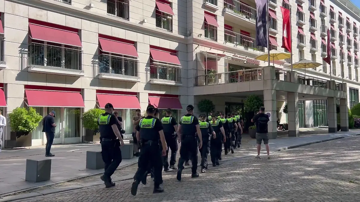 Mehrere Polizisten betreten das Block-Hotel Grand Elysée in Hamburg