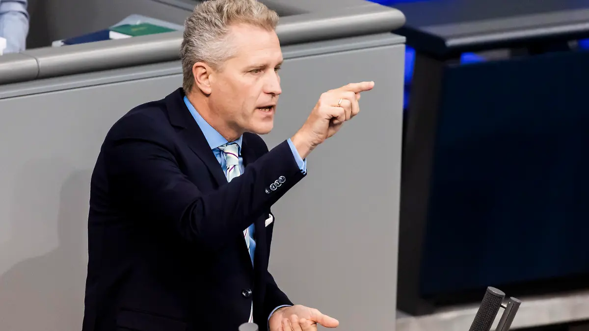 ARCHIV - 19.10.2023, Berlin: Petr Bystron (AfD), Mitglied des Deutschen Bundestages, spricht im Plenum des Deutschen Bundestages. (zu "Ermittlungen gegen AfD-Abgeordneten Bystron") Foto: Christoph Soeder/dpa +++ dpa-Bildfunk +++