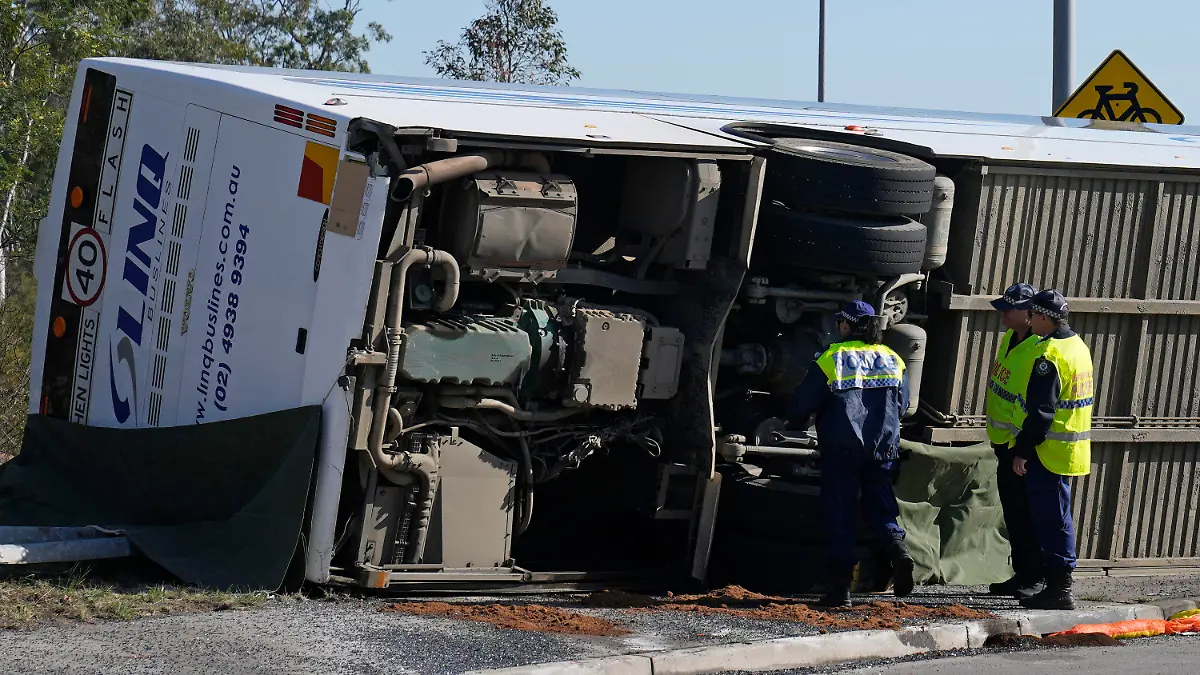 12.06.2023, Australien, Greta: Die Polizei inspiziert einen Bus in der Nähe der Stadt Greta nach einem Unfall im Hunter Valley, nördlich von Sydney, Australien. Der Bus, in dem sich Hochzeitsgäste befanden, überschlug sich in einer nebligen Nacht im australischen Weinland und tötete und verletzte mehrere Menschen, so die Polizei. Foto: Mark Baker/AP/dpa +++ dpa-Bildfunk +++