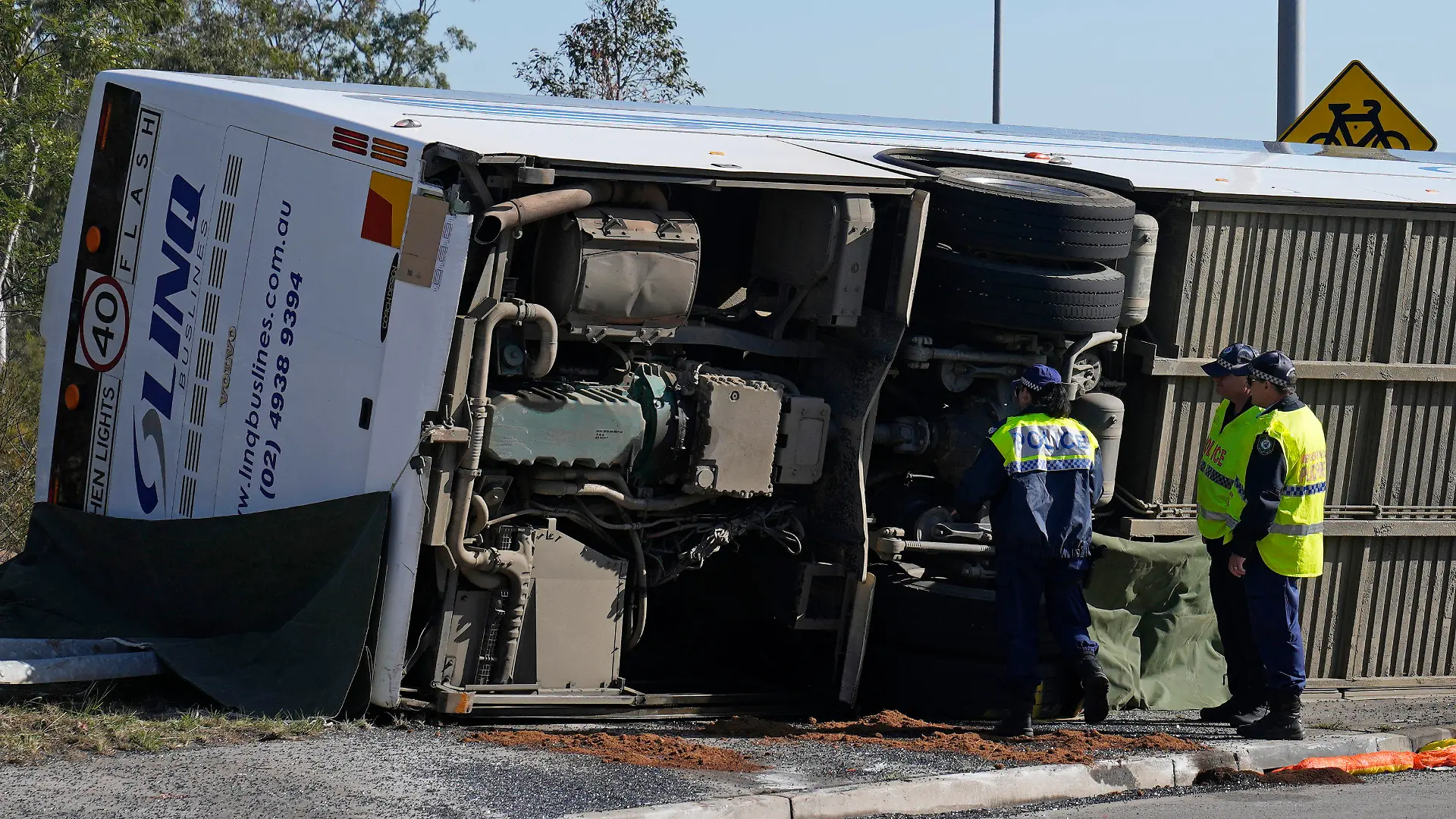 12.06.2023, Australien, Greta: Die Polizei inspiziert einen Bus in der Nähe der Stadt Greta nach einem Unfall im Hunter Valley, nördlich von Sydney, Australien. Der Bus, in dem sich Hochzeitsgäste befanden, überschlug sich in einer nebligen Nacht im australischen Weinland und tötete und verletzte mehrere Menschen, so die Polizei. Foto: Mark Baker/AP/dpa +++ dpa-Bildfunk +++