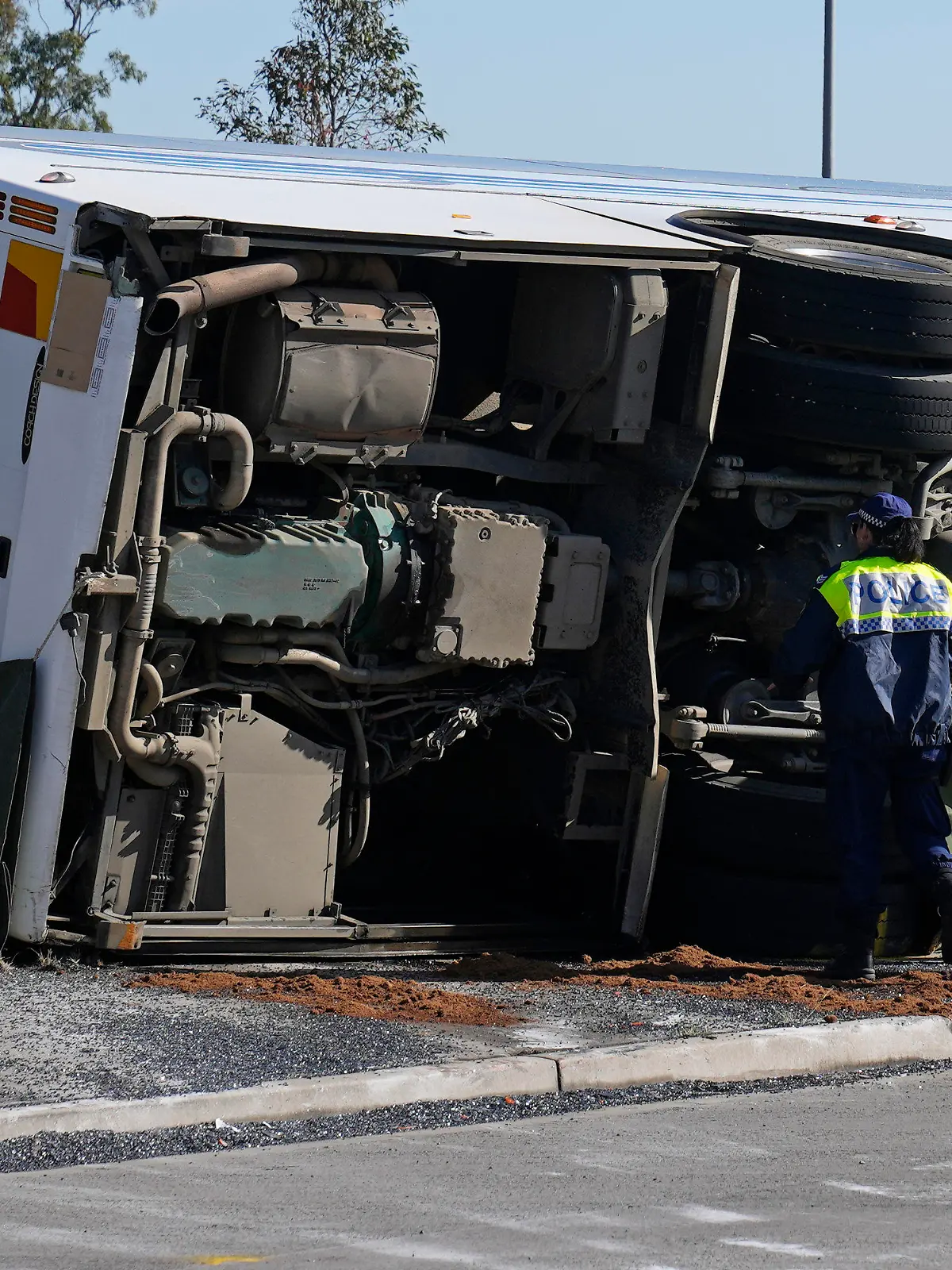 12.06.2023, Australien, Greta: Die Polizei inspiziert einen Bus in der Nähe der Stadt Greta nach einem Unfall im Hunter Valley, nördlich von Sydney, Australien. Der Bus, in dem sich Hochzeitsgäste befanden, überschlug sich in einer nebligen Nacht im australischen Weinland und tötete und verletzte mehrere Menschen, so die Polizei. Foto: Mark Baker/AP/dpa +++ dpa-Bildfunk +++