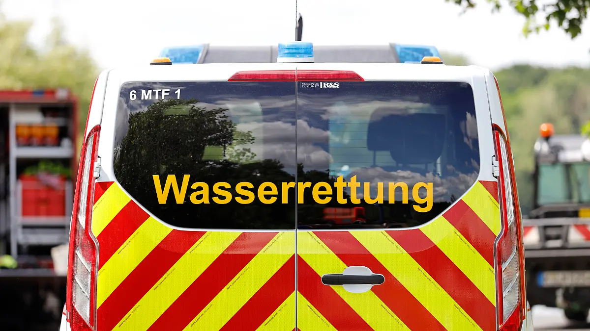 Wie Badeunfälle vermieden werden können, worauf Badewillige achten sollten und wie die Rettung eines Verunglückten abläuft, präsentiert die Feuerwehr Köln gemeinsam mit der Deutschen Lebens-Rettungs-Gesellschaft (DLRG) bei einer Notfall-Übung am Fühlinger See. Die ehrenamtlichen Kräfte der DLRG, die Taucher der Feuerwehr Köln und die Kräfte der Freiwilligen Feuerwehr Fühlingen (mit Echolot), demonstrieren realitätsnah die Rettung eines Ertrinkenden. Köln, 20.06.2021
