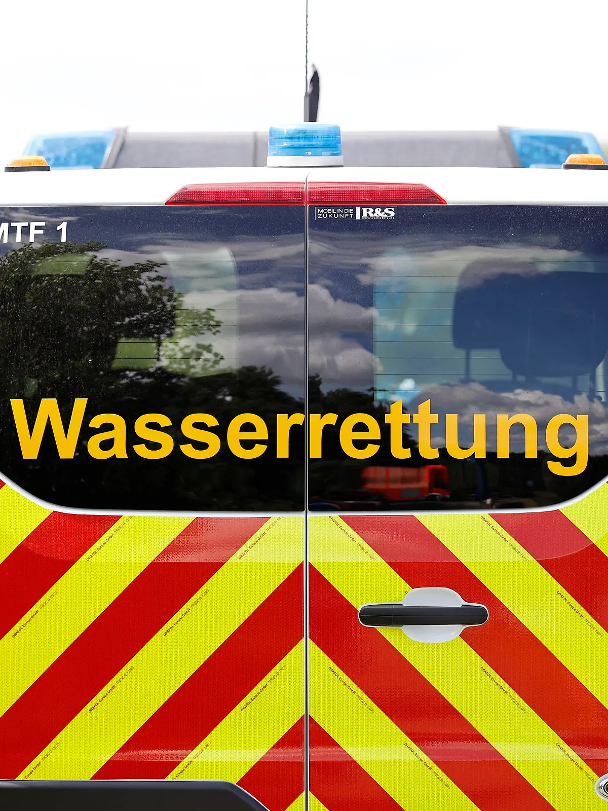 Wie Badeunfälle vermieden werden können, worauf Badewillige achten sollten und wie die Rettung eines Verunglückten abläuft, präsentiert die Feuerwehr Köln gemeinsam mit der Deutschen Lebens-Rettungs-Gesellschaft (DLRG) bei einer Notfall-Übung am Fühlinger See. Die ehrenamtlichen Kräfte der DLRG, die Taucher der Feuerwehr Köln und die Kräfte der Freiwilligen Feuerwehr Fühlingen (mit Echolot), demonstrieren realitätsnah die Rettung eines Ertrinkenden. Köln, 20.06.2021