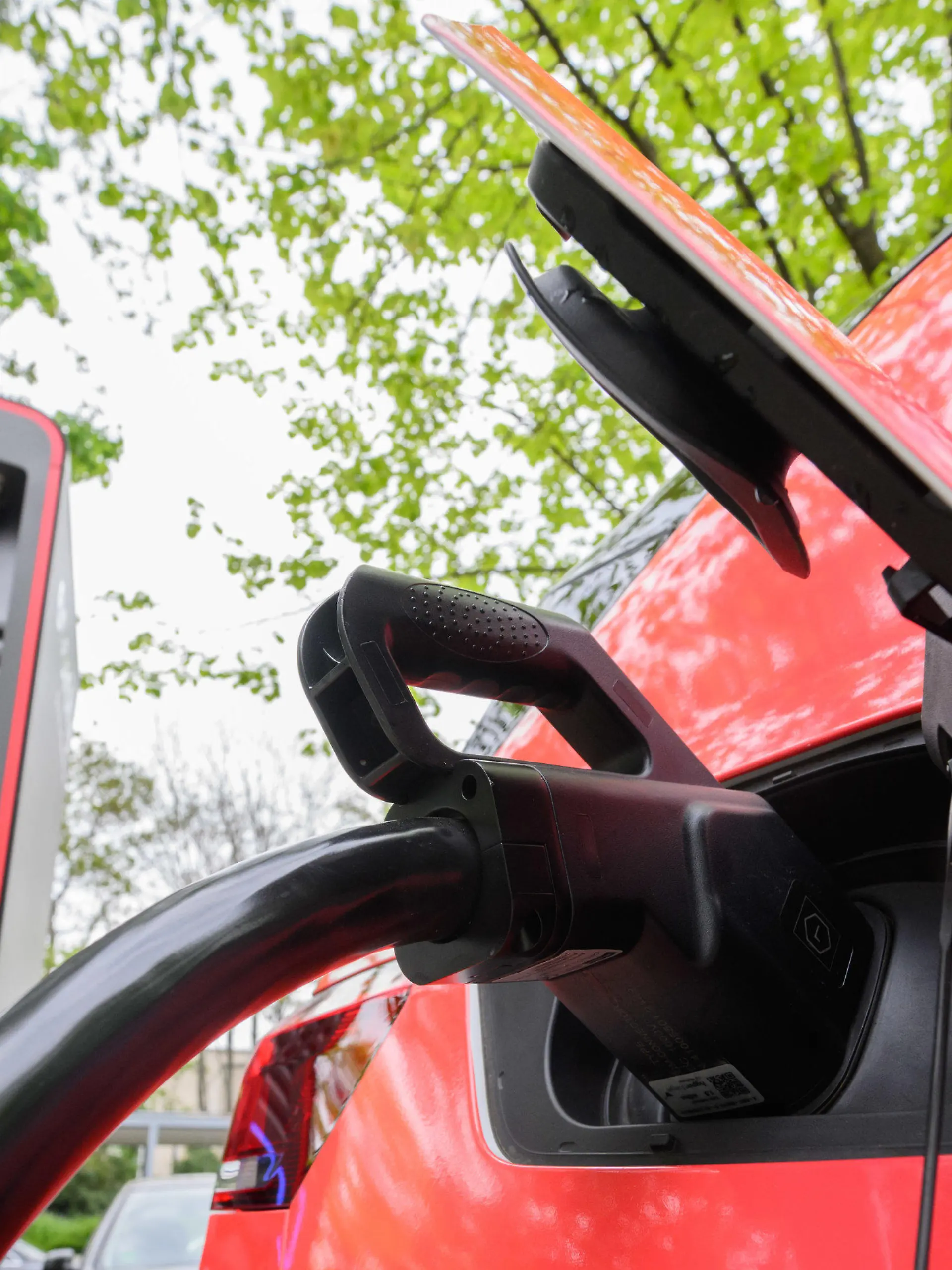 ARCHIV - 02.05.2022, Niedersachsen, Hannover: Ein Elektroauto lädt an einer neuen Ladesäule. (zu dpa: «Verband: 2023 fast 33 000 neue Ladesäulen in Deutschland gebaut») Foto: Julian Stratenschulte/dpa +++ dpa-Bildfunk +++