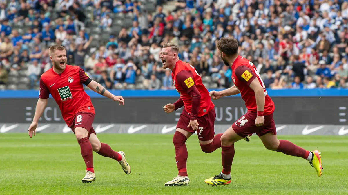 Fussball, Herren, Saison 2023/2024, 2. Bundesliga 33. Spieltag, Hertha BSC - 1. FC Kaiserslautern, v.l. Jean Zimmer Kaiserslautern, Marlon Ritter Kaiserslautern, Nikola Soldo Kaiserslautern, Jubel nach Tor zum 1:1, 11.05. 2024, *** Soccer, Men, Season 2023 2024, 2 Bundesliga 33 Matchday , Hertha BSC 1 FC Kaiserslautern, f l Jean Zimmer Kaiserslautern , Marlon Ritter Kaiserslautern , Nikola Soldo Kaiserslautern , Celebration after goal to 1 1, 11 05 2024, Copyright: xSebastianxRäppold/MatthiasxKochx