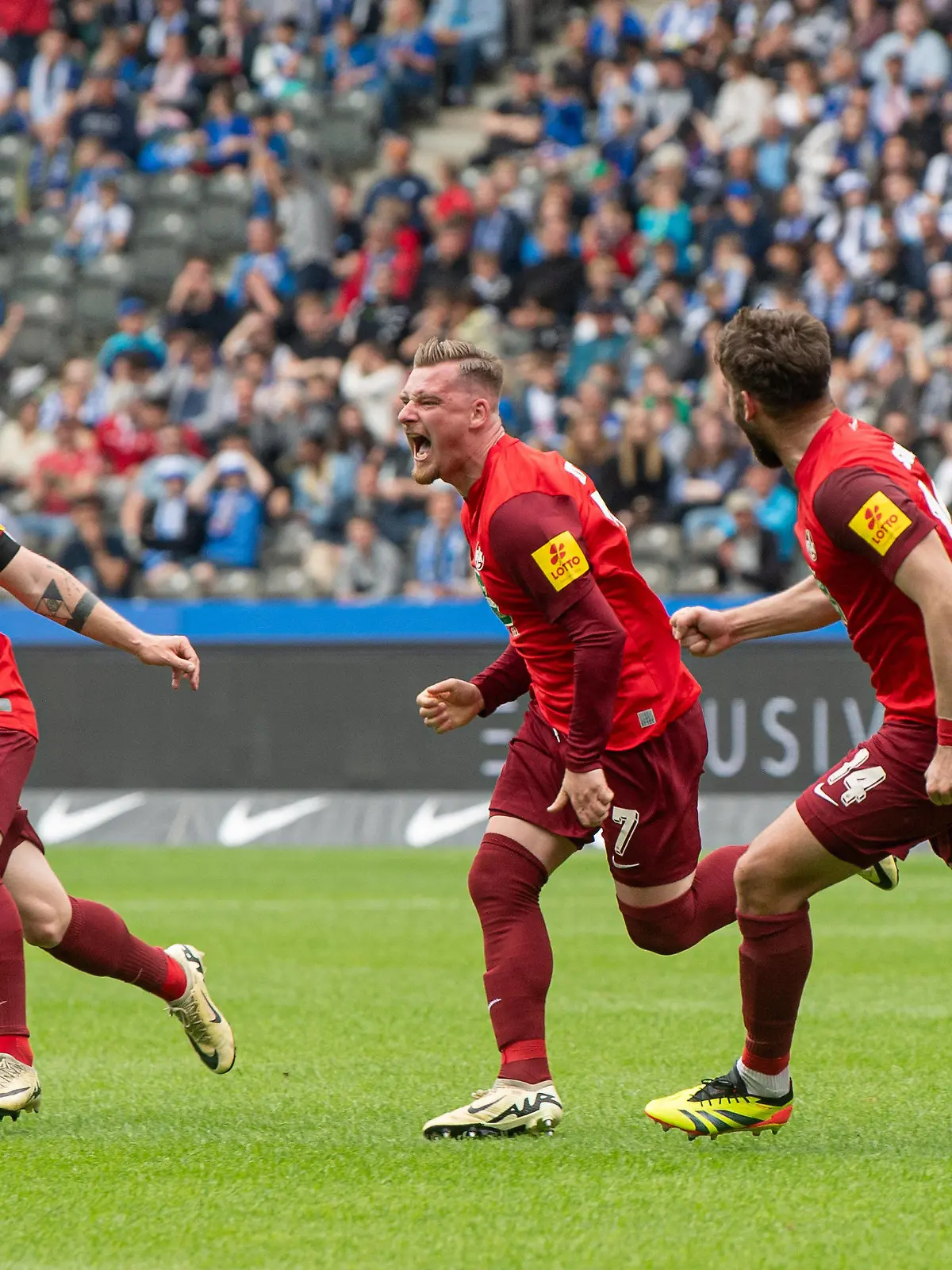 Fussball, Herren, Saison 2023/2024, 2. Bundesliga 33. Spieltag, Hertha BSC - 1. FC Kaiserslautern, v.l. Jean Zimmer Kaiserslautern, Marlon Ritter Kaiserslautern, Nikola Soldo Kaiserslautern, Jubel nach Tor zum 1:1, 11.05. 2024, *** Soccer, Men, Season 2023 2024, 2 Bundesliga 33 Matchday , Hertha BSC 1 FC Kaiserslautern, f l Jean Zimmer Kaiserslautern , Marlon Ritter Kaiserslautern , Nikola Soldo Kaiserslautern , Celebration after goal to 1 1, 11 05 2024, Copyright: xSebastianxRäppold/MatthiasxKochx