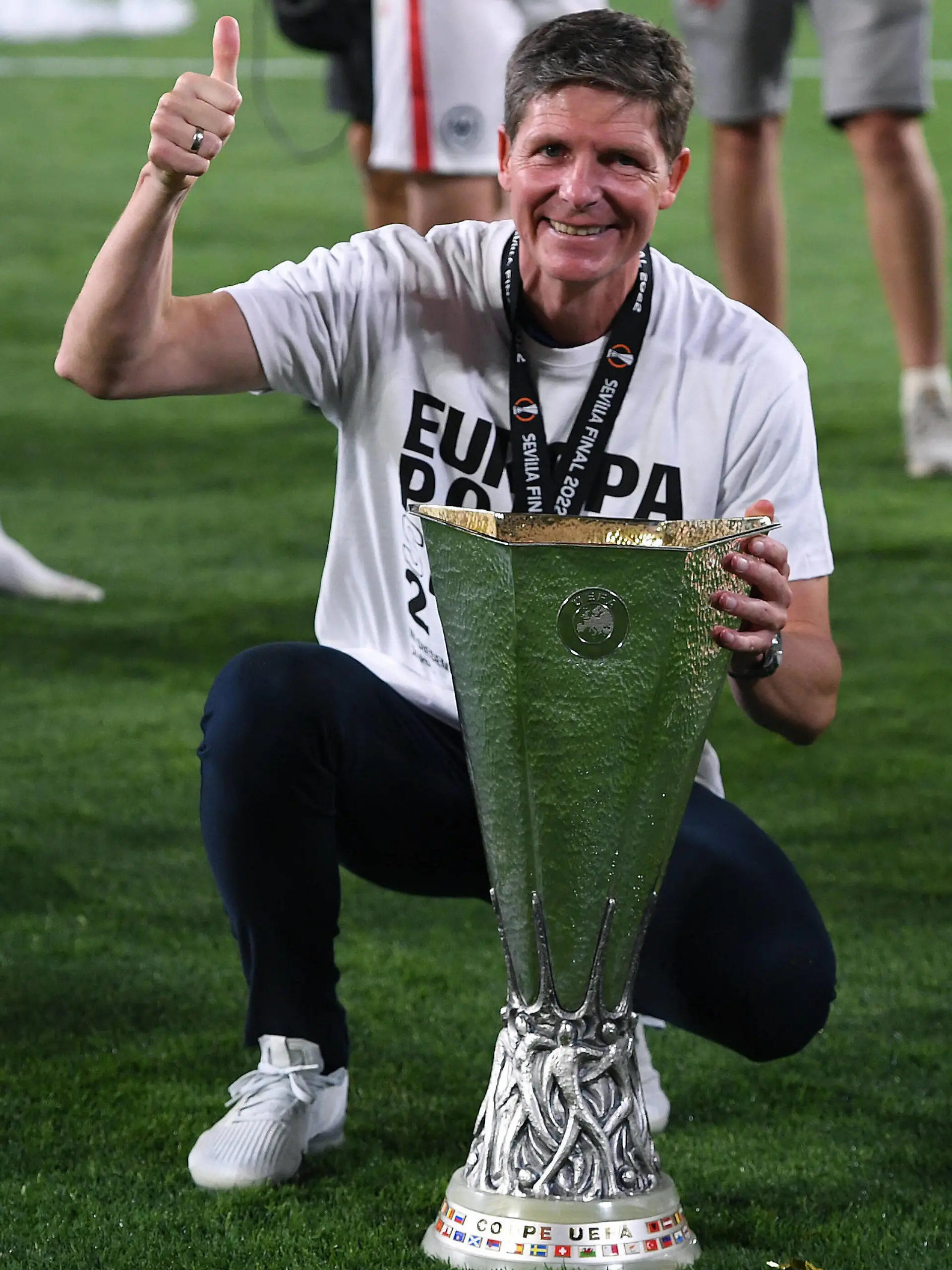 Sport Themen der Woche KW20 Sport Bilder des Tages Fußball Europa League Finale Eintracht Frankfurt - Glasgow Rangers am 18.05.2022 im Estadio Ramon Sanchez-Pizjuan in Sevilla Oliver Glasner  Trainer / Cheftrainer Frankfurt  mit dem UEFA-Cup *** Soccer Europa League final Eintracht Frankfurt Glasgow Rangers on 18 05 2022 at the Estadio Ramon Sanchez Pizjuan in Seville Oliver Glasner coach head coach Frankfurt with the UEFA Cup xHDx
