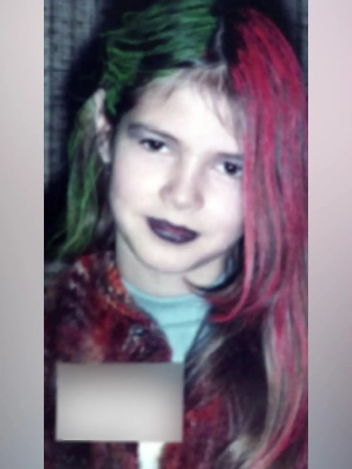 Ziemlich rebellisch, dieses Throwback-Foto! Heidi Klum überrascht mit einem besonderen Bild aus ihrer Kindheit. Das Supermodel hatte mal grün-rote Haare. Was ein Kontrast zu ihren heutigen Looks. Welche Frisur sie sonst noch gerockt hat, zeigen wir euch im Video.