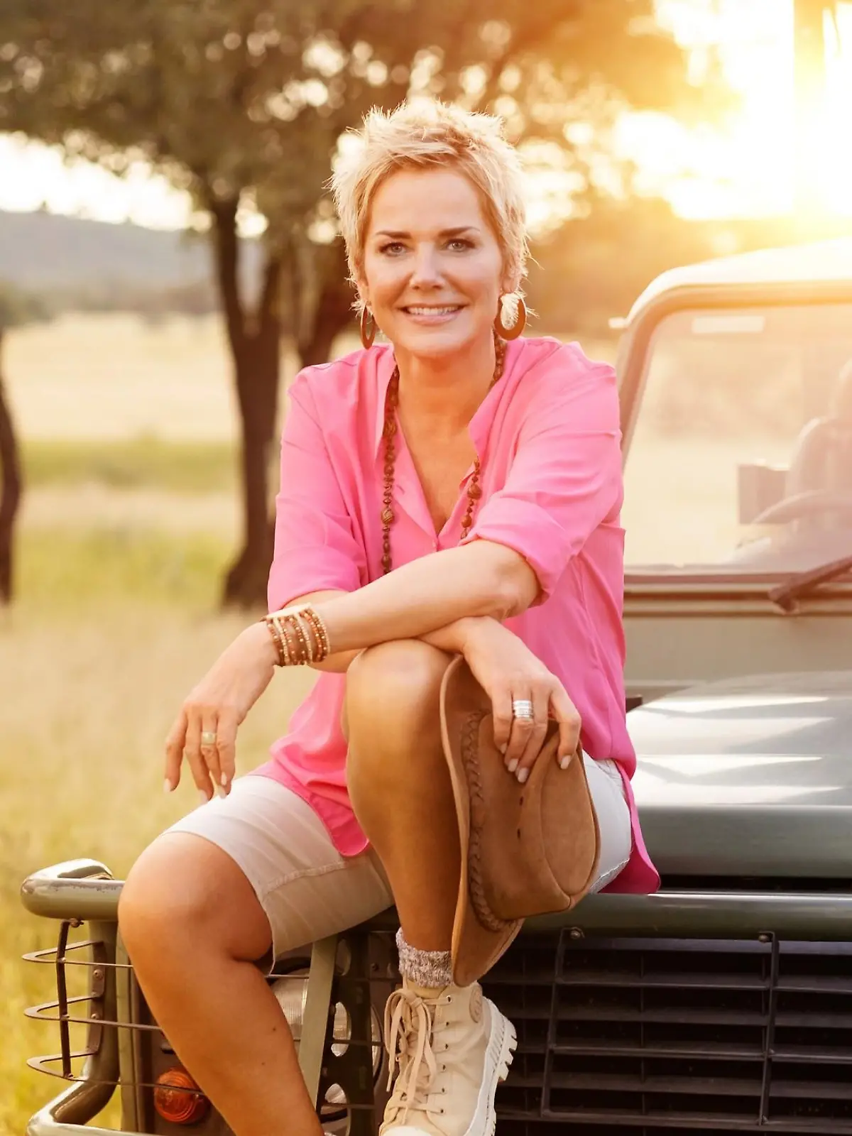 Moderatorin Inka Bause präsentiert die internationale Special-Staffel von Bauer sucht Frau. Von Nord- und Südamerika über Australien/Neuseeland bis Afrika - bei "Bauer sucht Frau International" gehen einsame Landwirte aus aller Welt auf Liebessuche. 

+++ Die Verwendung des sendungsbezogenen Materials ist nur mit dem Hinweis und Verlinkung auf RTL+ gestattet. +++