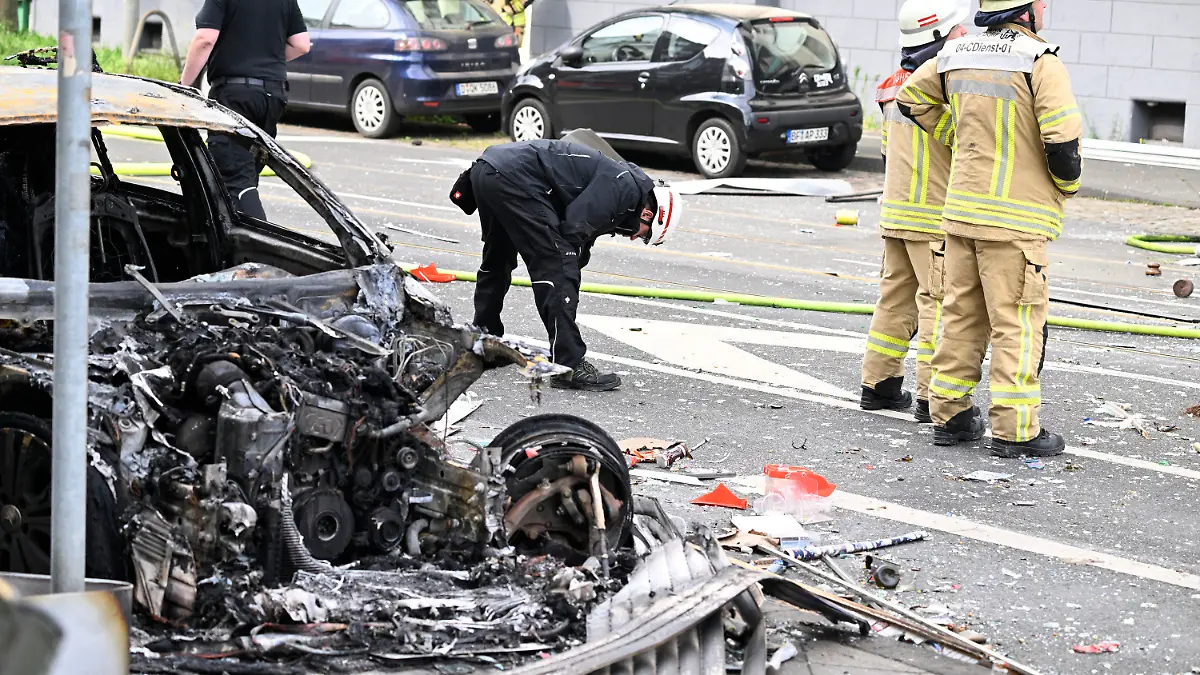 16.05.2024, Nordrhein-Westfalen, Düsseldorf: Mitarbeiter der Landeskriminalamts (LKA) besichtigen ein Wohnhaus, in dem ein Brand wütete. Bei dem Brand in Düsseldorf sind mehrere Menschen ums Leben gekommen und weitere verletzt worden. Wie die Feuerwehr mitteilte, war in der Nacht zum Donnerstag aus bislang ungeklärter Ursache ein in einem Wohnhaus integrierter Kiosk in Brand geraten. Foto: Roberto Pfeil/dpa +++ dpa-Bildfunk +++