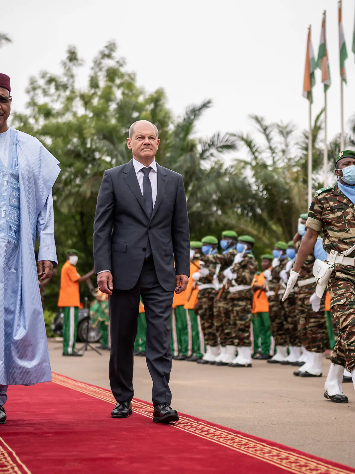 23.05.2022, Niger, Niamey: Bundeskanzler Olaf Scholz (SPD), wird von Mohamed Bazoum, Präsident der Republik Niger, mit militärischen Ehren am Präsidentenpalast begrüßt. Scholz hält sich auf seiner ersten Afrikareise als Kanzler im Niger auf und besucht auch Senegal und Südafrika. Foto: Michael Kappeler/dpa +++ dpa-Bildfunk +++