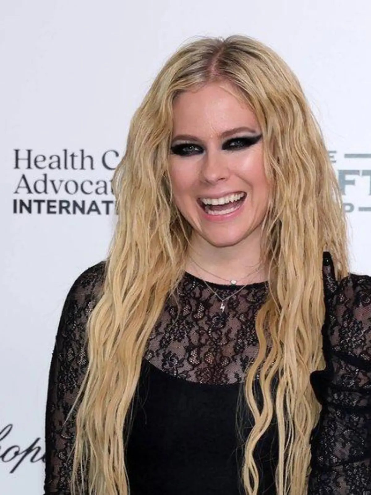 Avril Lavigne räumt mit Verschwörungstheorie über ihren Tod auf