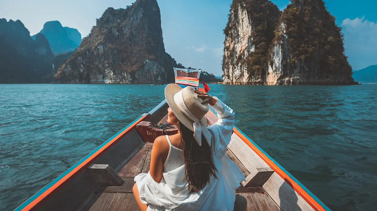 Frau auf einem Boot in Thailand