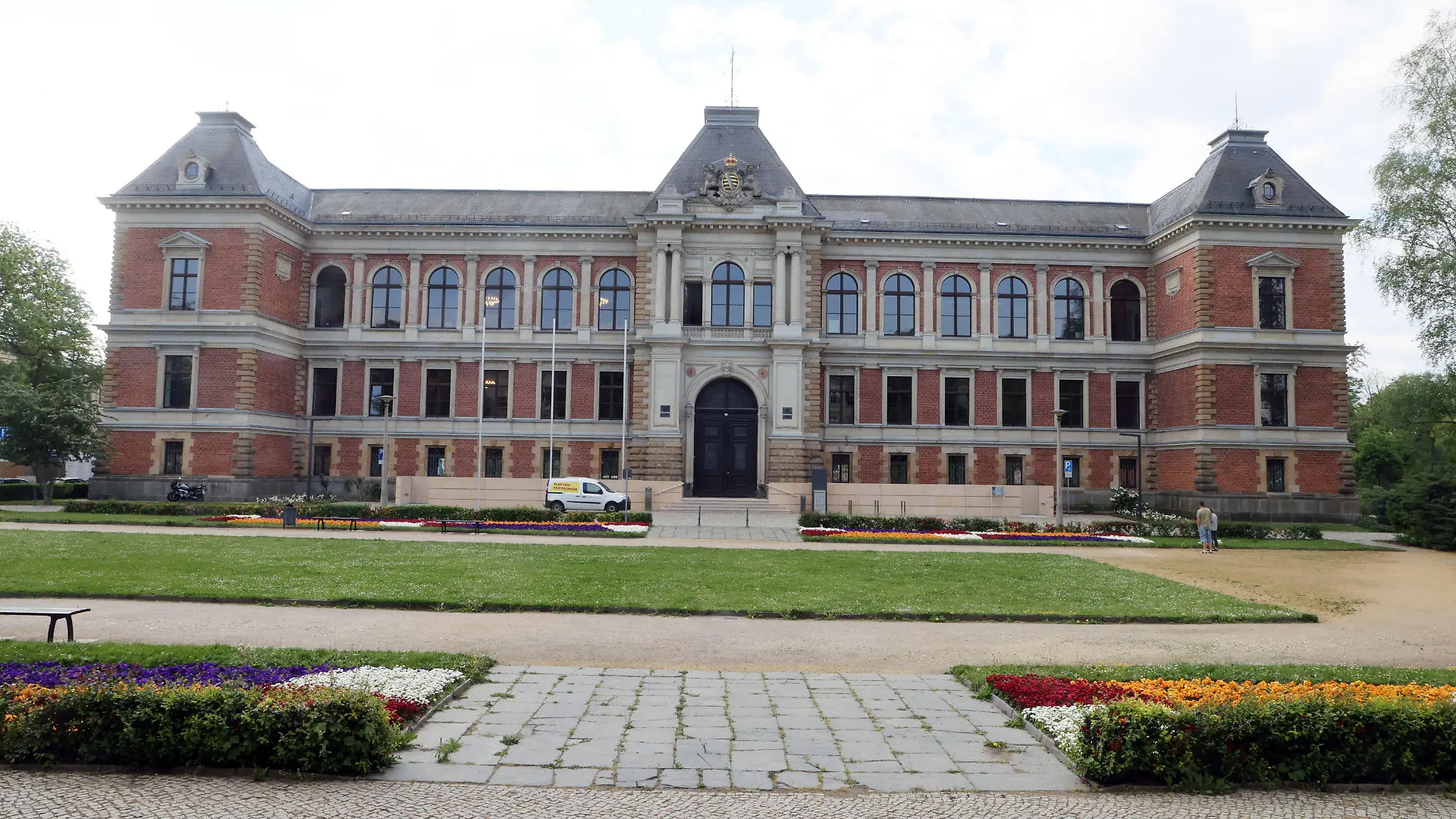 ARCHIV - 12.05.2022, Sachsen, Zwickau: Das Landgericht Zwickau. Hier soll am Donnerstag das Urteil zum Axtmord von Lichtenstein gesprochen werden. Anfang Juli 2023 soll der Angeklagte einen 59-Jährigen mehrfach eine Axt auf den Kopf geschlagen haben, so dass er starb. (zu dpa: «Urteil nach Tod durch Axthiebe erwartet») Foto: Bodo Schackow/dpa +++ dpa-Bildfunk +++