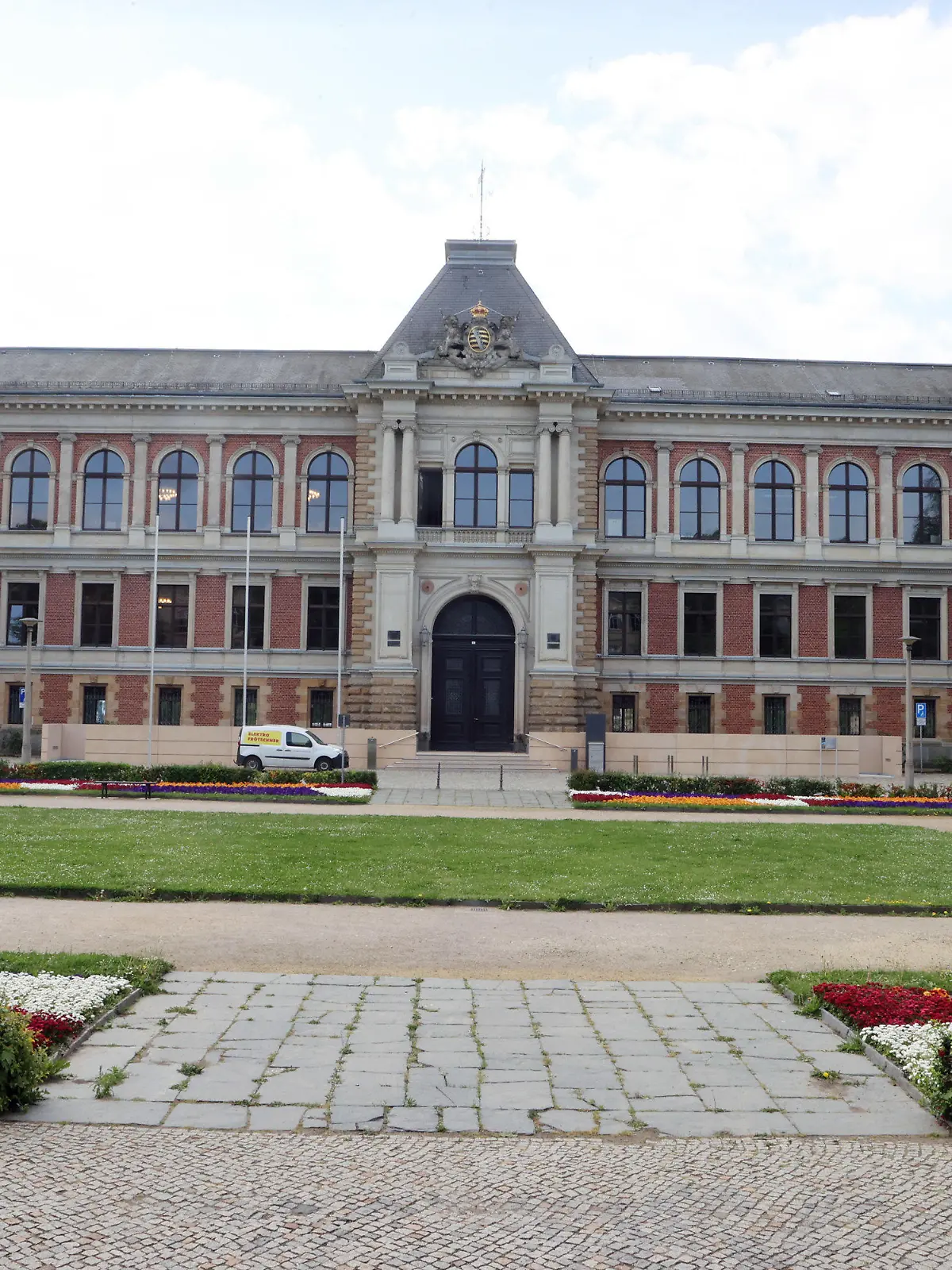 ARCHIV - 12.05.2022, Sachsen, Zwickau: Das Landgericht Zwickau. Hier soll am Donnerstag das Urteil zum Axtmord von Lichtenstein gesprochen werden. Anfang Juli 2023 soll der Angeklagte einen 59-Jährigen mehrfach eine Axt auf den Kopf geschlagen haben, so dass er starb. (zu dpa: «Urteil nach Tod durch Axthiebe erwartet») Foto: Bodo Schackow/dpa +++ dpa-Bildfunk +++