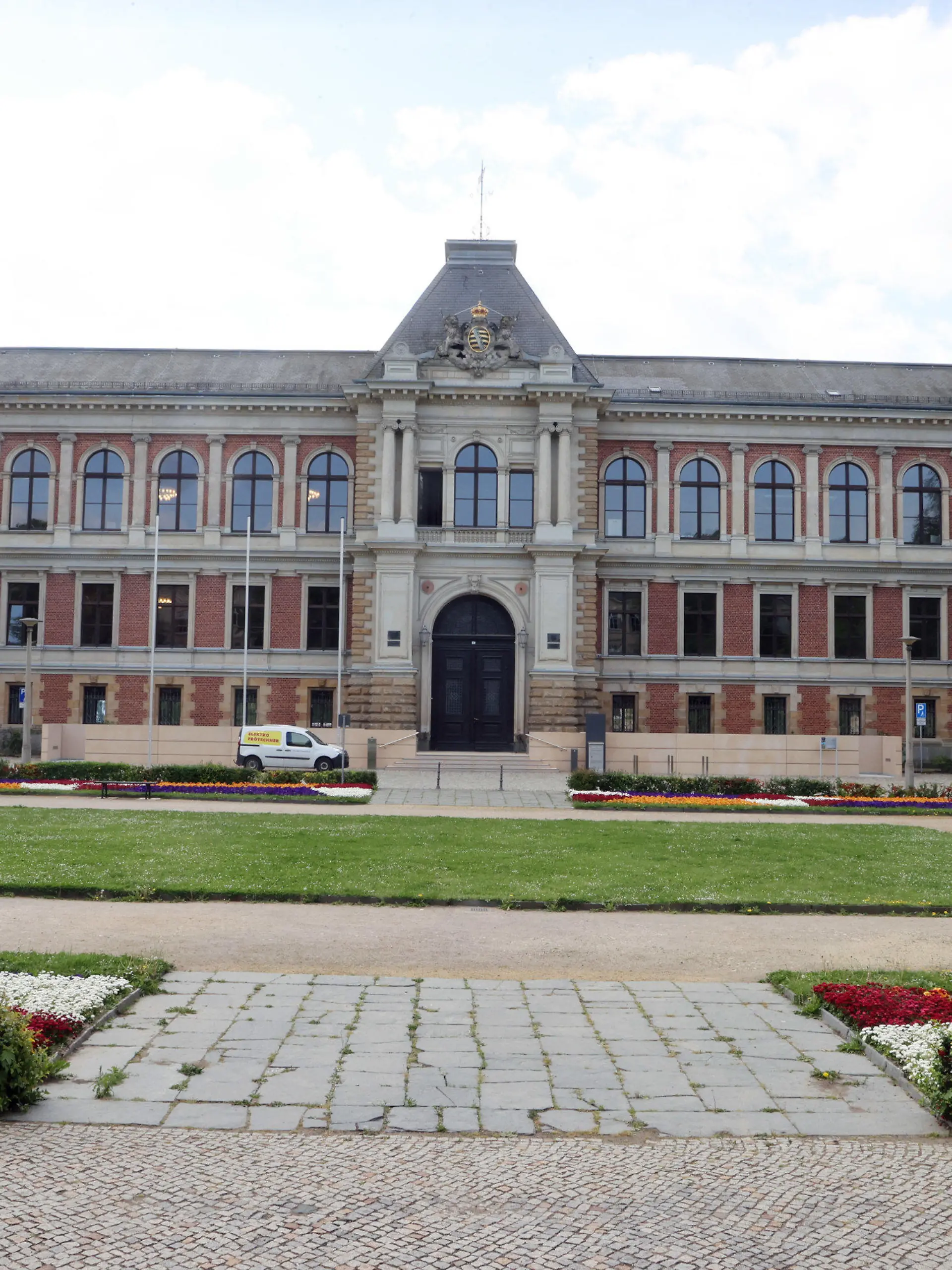 ARCHIV - 12.05.2022, Sachsen, Zwickau: Das Landgericht Zwickau. Hier soll am Donnerstag das Urteil zum Axtmord von Lichtenstein gesprochen werden. Anfang Juli 2023 soll der Angeklagte einen 59-Jährigen mehrfach eine Axt auf den Kopf geschlagen haben, so dass er starb. (zu dpa: «Urteil nach Tod durch Axthiebe erwartet») Foto: Bodo Schackow/dpa +++ dpa-Bildfunk +++