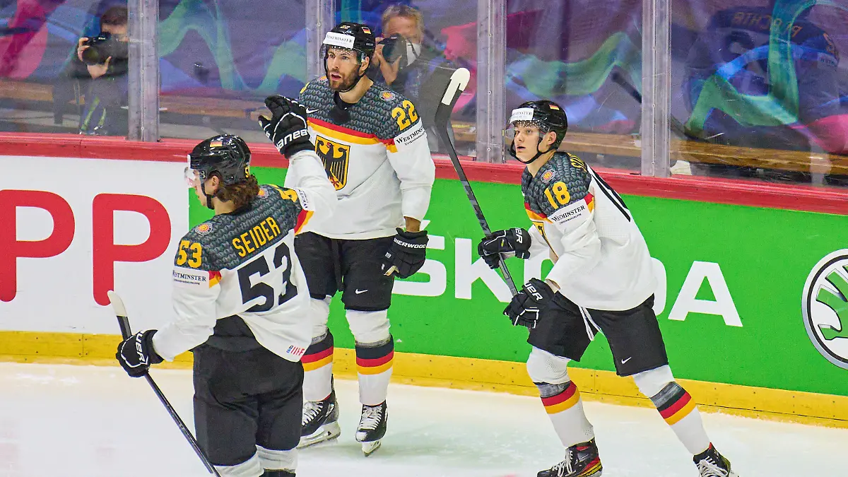  Matthias Plachta Nr.22 of Germany scores, shoots goal , Tor, Treffer, Torschuss, 1-0, celebrates his goal, happy, laugh, celebration, with Tim Stützle Nr.18 of Germany Moritz Seider Nr.53 of Germany in the match GERMANY - SLOVAKIA 2-1 IIHF Ice hockey, Eishockey World Championship, WM, Weltmeisterschaft Group B in Helsinki, Finland, May 14, 2022, Season 2021/2022