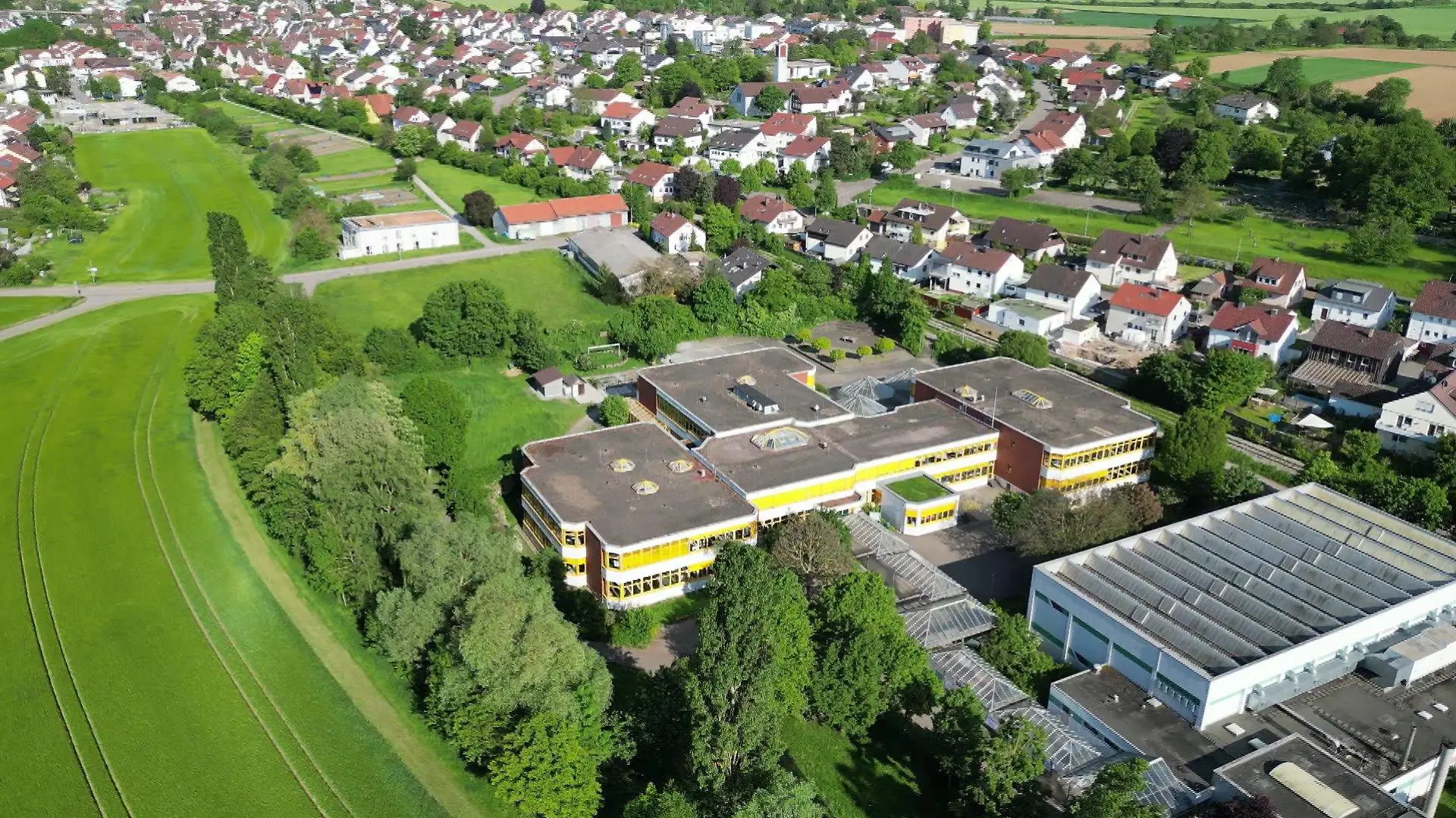 Auf dem Schulhof dieser Schule wurde ein achtjähriges Mädchen missbraucht.