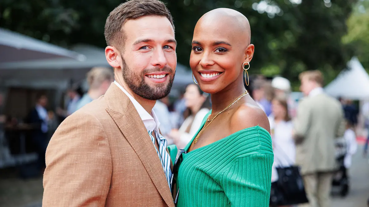 Jan Hoffmann (l) und Sharon Battiste, Bachelorette 2022 aus der RTL-Sendung "Die Bachelorette", stehen während dem Audi Ascot Renntag auf dem roten Teppich