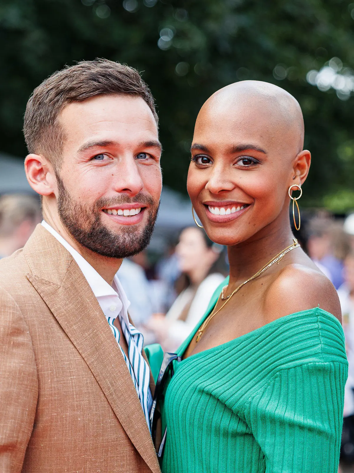 Jan Hoffmann (l) und Sharon Battiste, Bachelorette 2022 aus der RTL-Sendung "Die Bachelorette", stehen während dem Audi Ascot Renntag auf dem roten Teppich