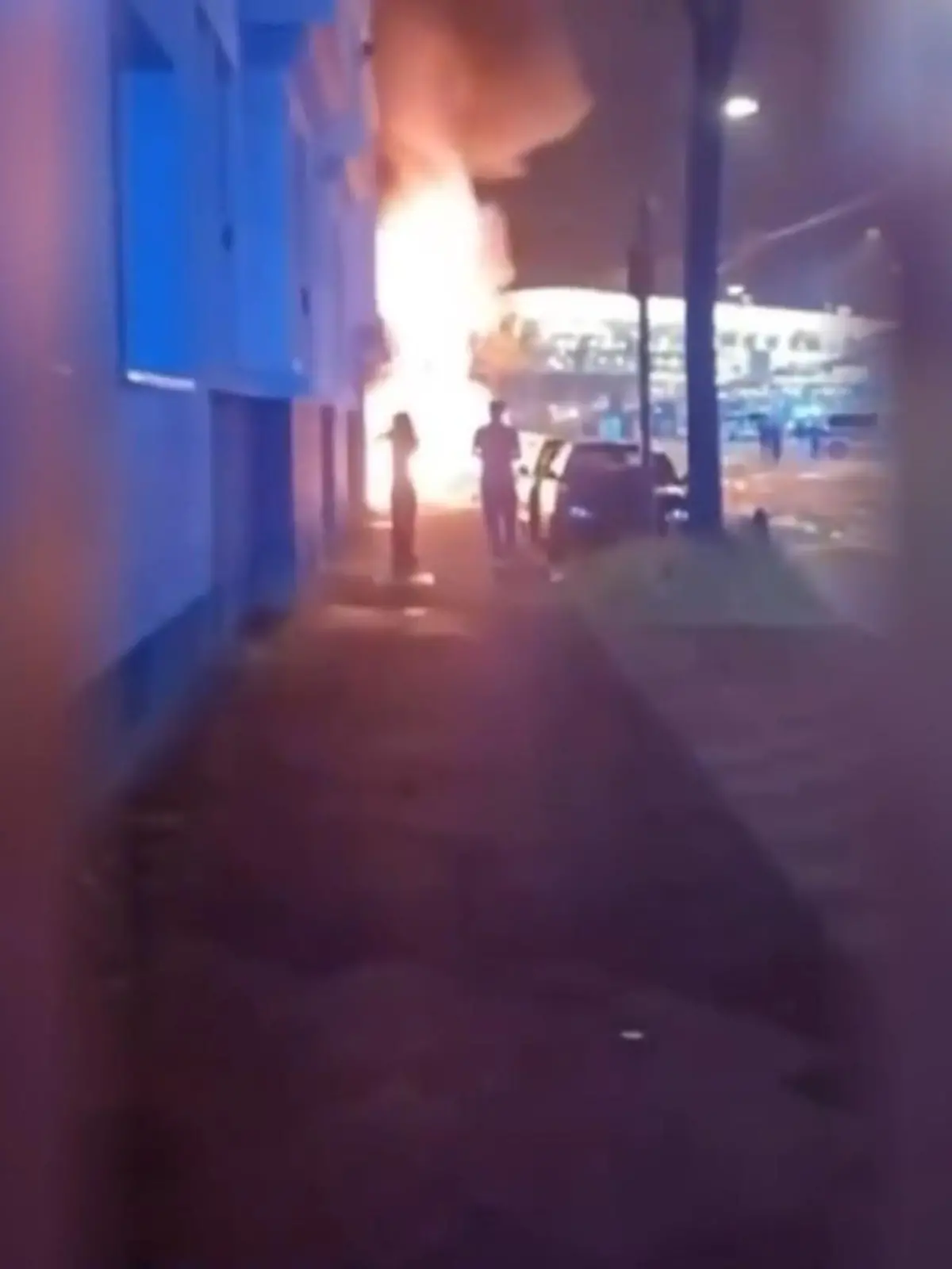 Tödliches Feuer in Düsseldorf! Nach dem Brand in einem Kiosk in Düsseldorf laufen die Ermittlungen. Angaben zur Brandursache können allerdings noch nicht genannt werden. 
In der vergangenen Nacht ist es dort zu einer Explosion gekommen. Drei Menschen sind gestorben, zwei weitere wurden lebensgefährlich verletzt. Rettungskräfte versorgten 16 Menschen und brachten sie in Krankenhäuser. Das Ausmaß ist noch am Mittag ersichtlich: Drei ausgebrannte Autos stehen am Straßenrand, die Scheiben einer Bushaltestelle auf der anderen Straßenseite sind herausgedrückt. Die Fassade des Hauses an einer viel befahrenen Kreuzung ist bis in die oberen Stockwerke schwarz vor Ruß.