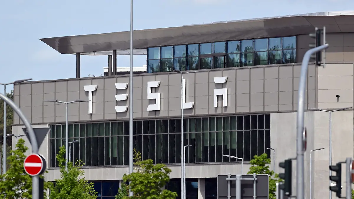 Die Gemeinde Grünheide hat den Weg für die umstrittene Erweiterung des Tesla-Fabrikgeländes freigemacht.