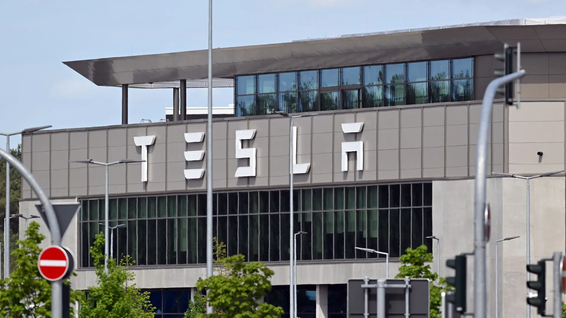 Die Gemeinde Grünheide hat den Weg für die umstrittene Erweiterung des Tesla-Fabrikgeländes freigemacht.