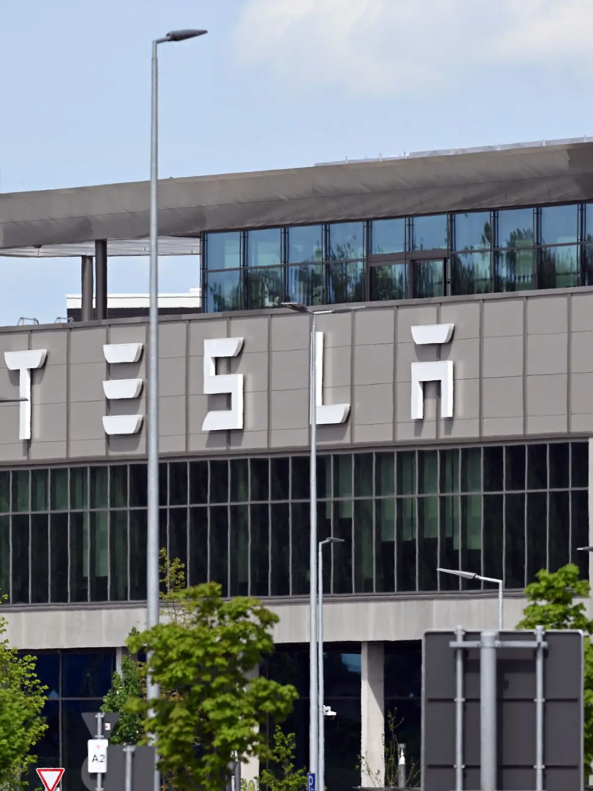 Die Gemeinde Grünheide hat den Weg für die umstrittene Erweiterung des Tesla-Fabrikgeländes freigemacht.